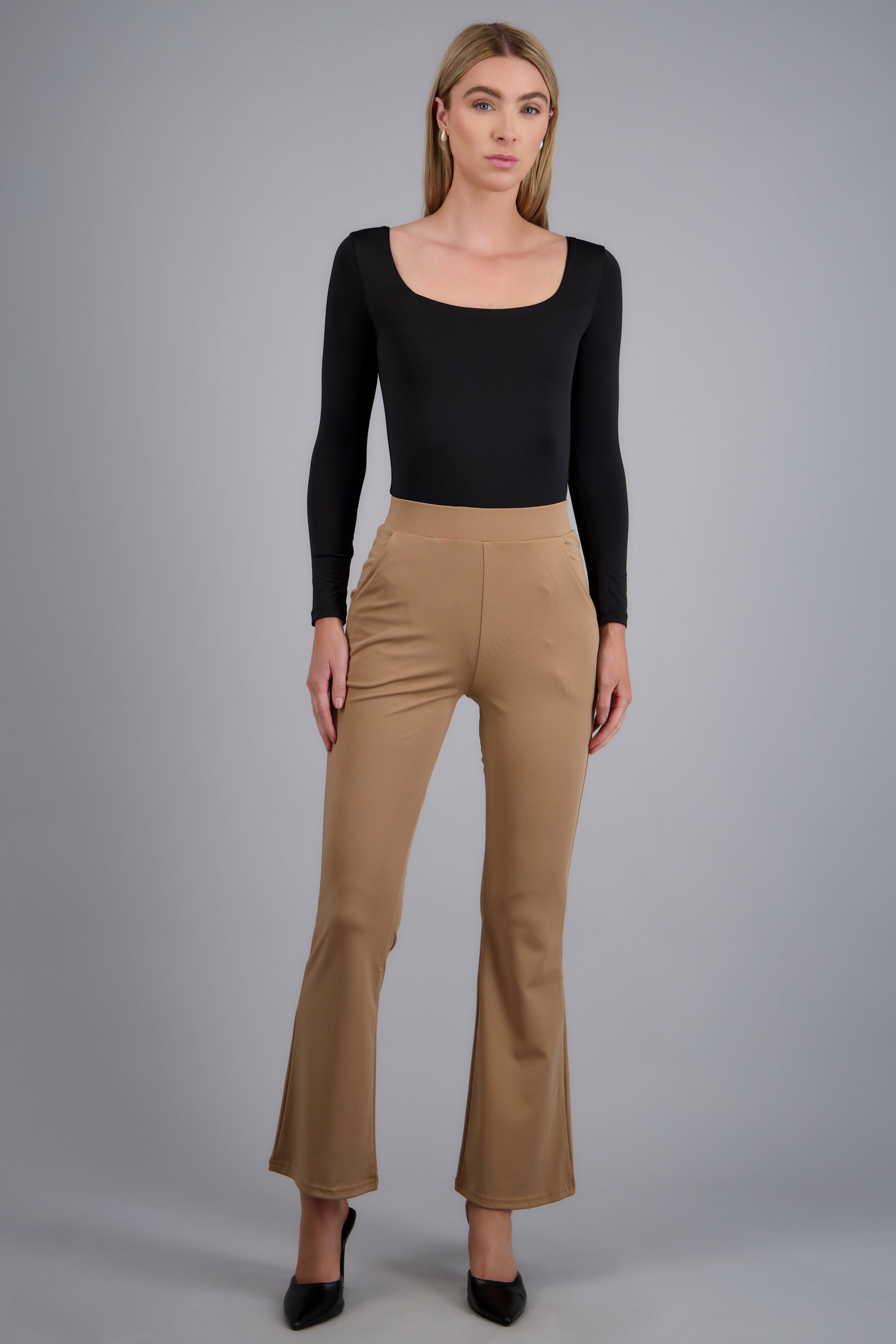 Pantalon liso acampanado KHAKI