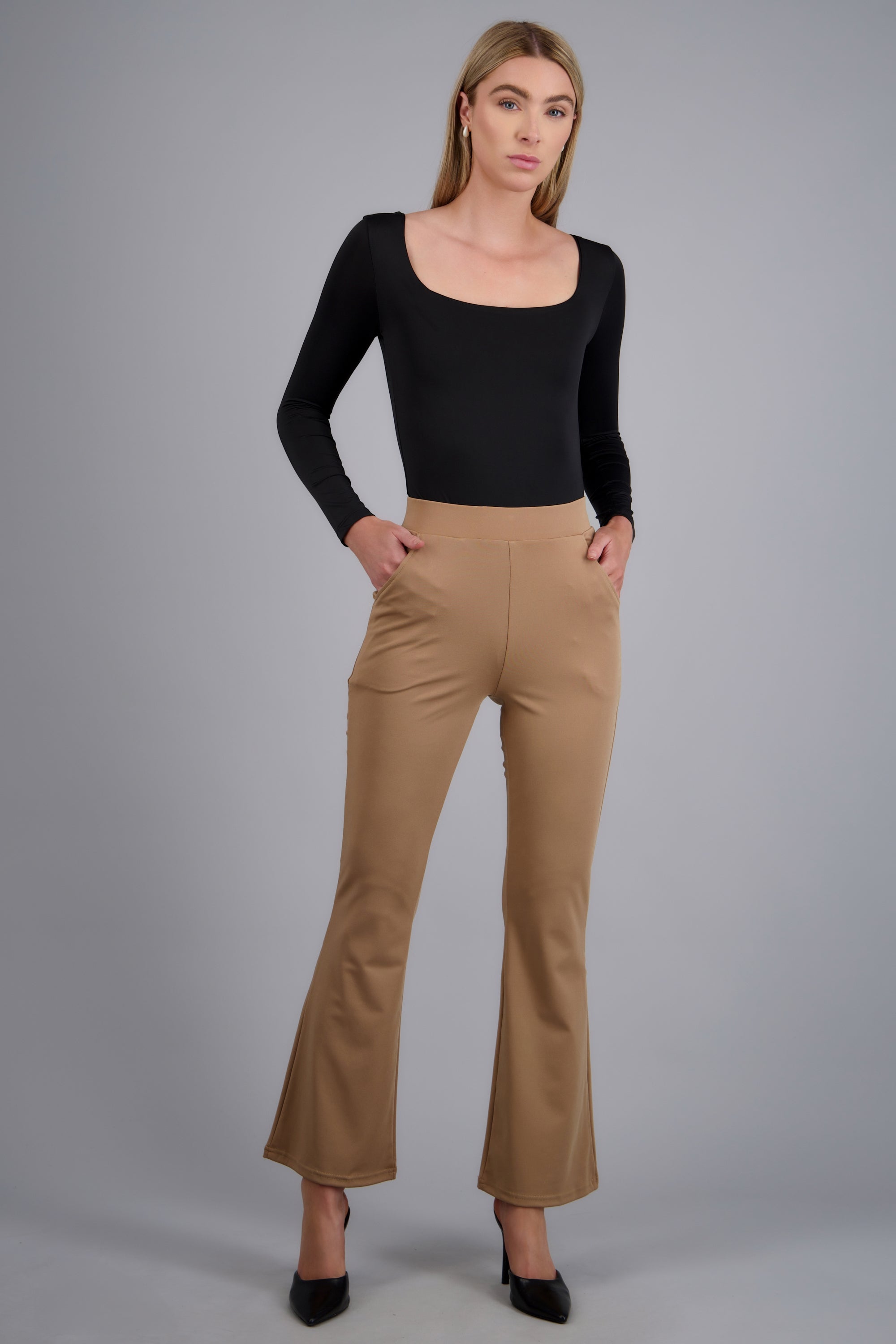 Pantalon liso acampanado KHAKI