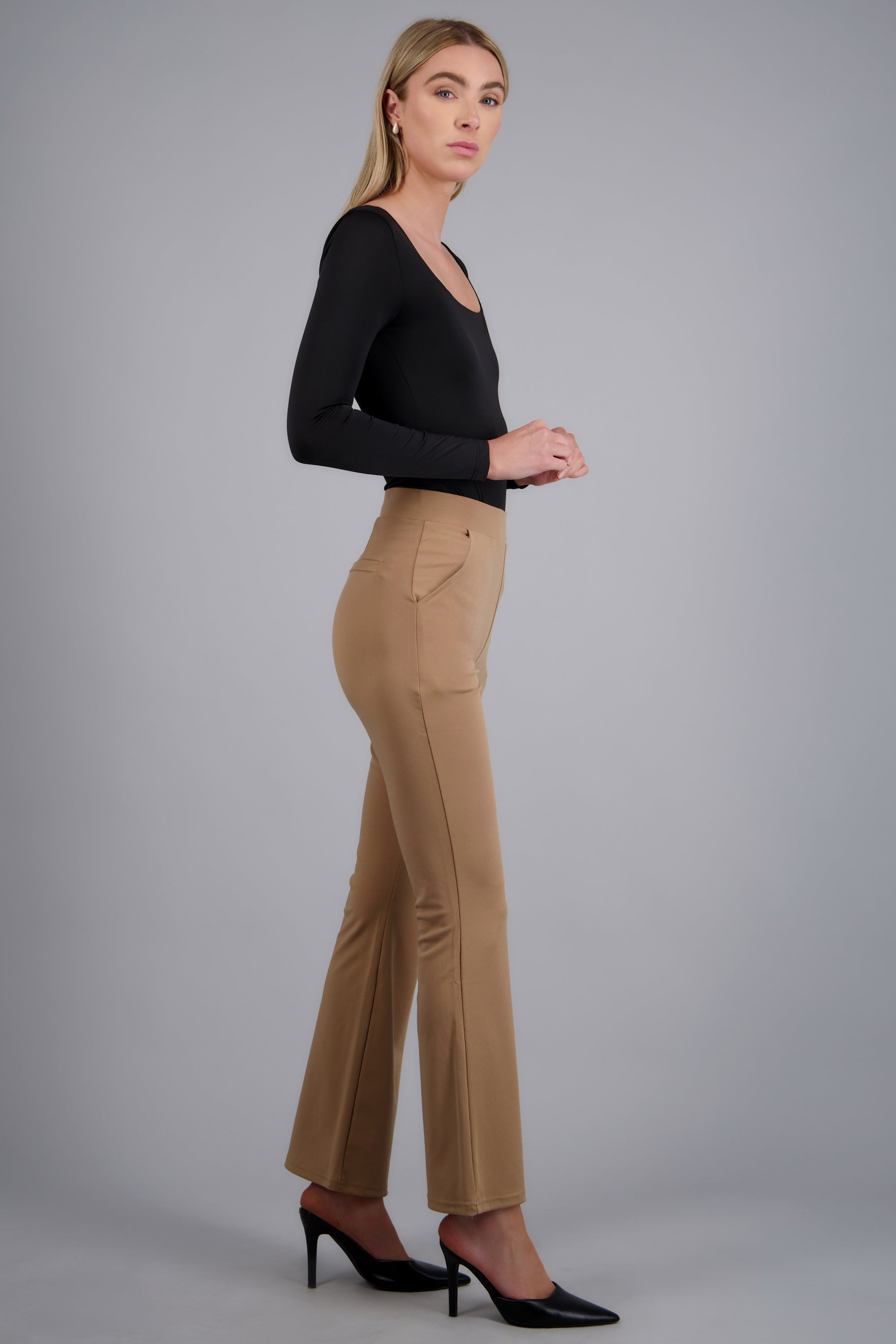 Pantalon liso acampanado KHAKI