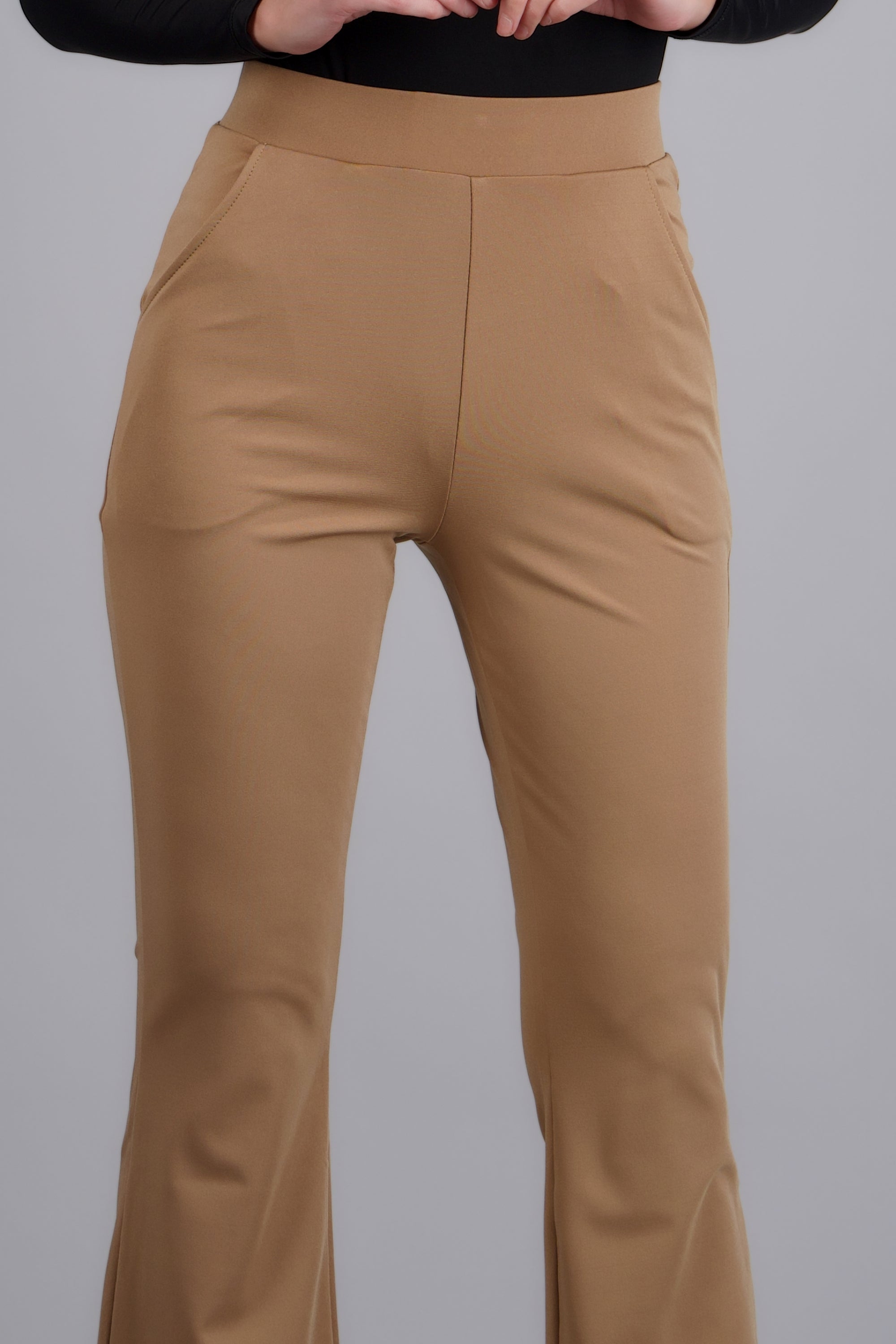 Pantalon liso acampanado KHAKI