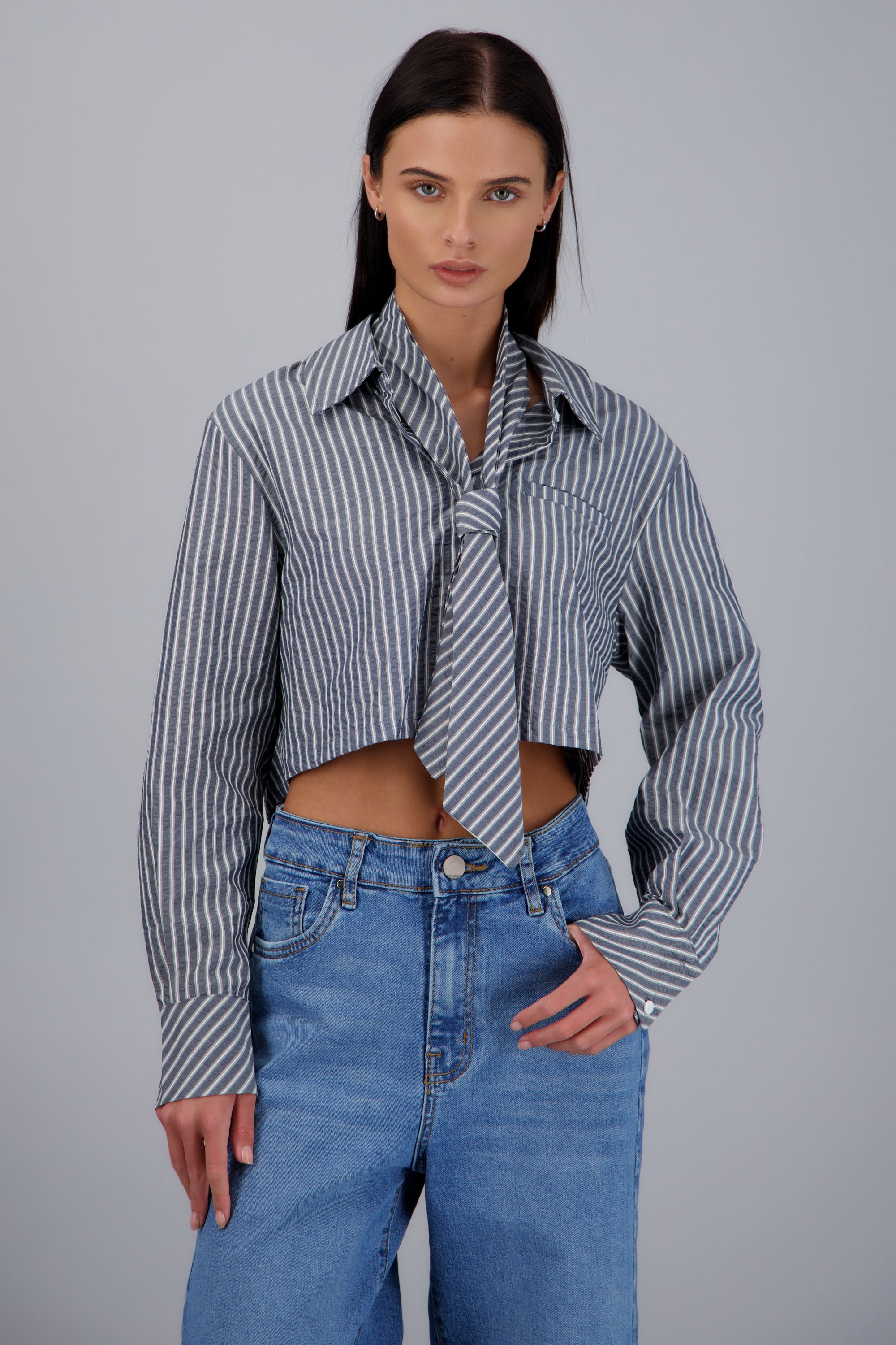 Camisa con corbata GRIS