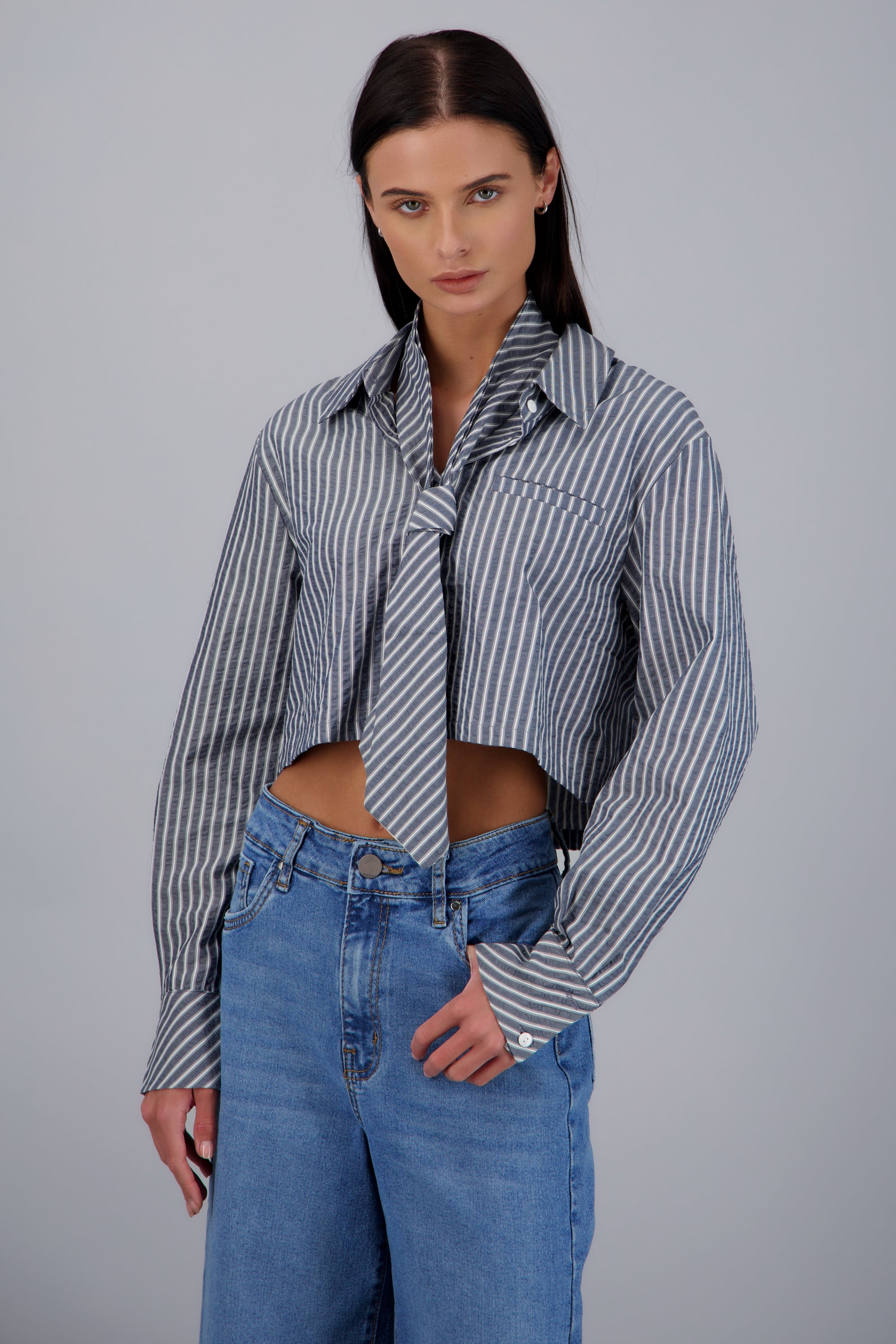 Camisa con corbata GRIS