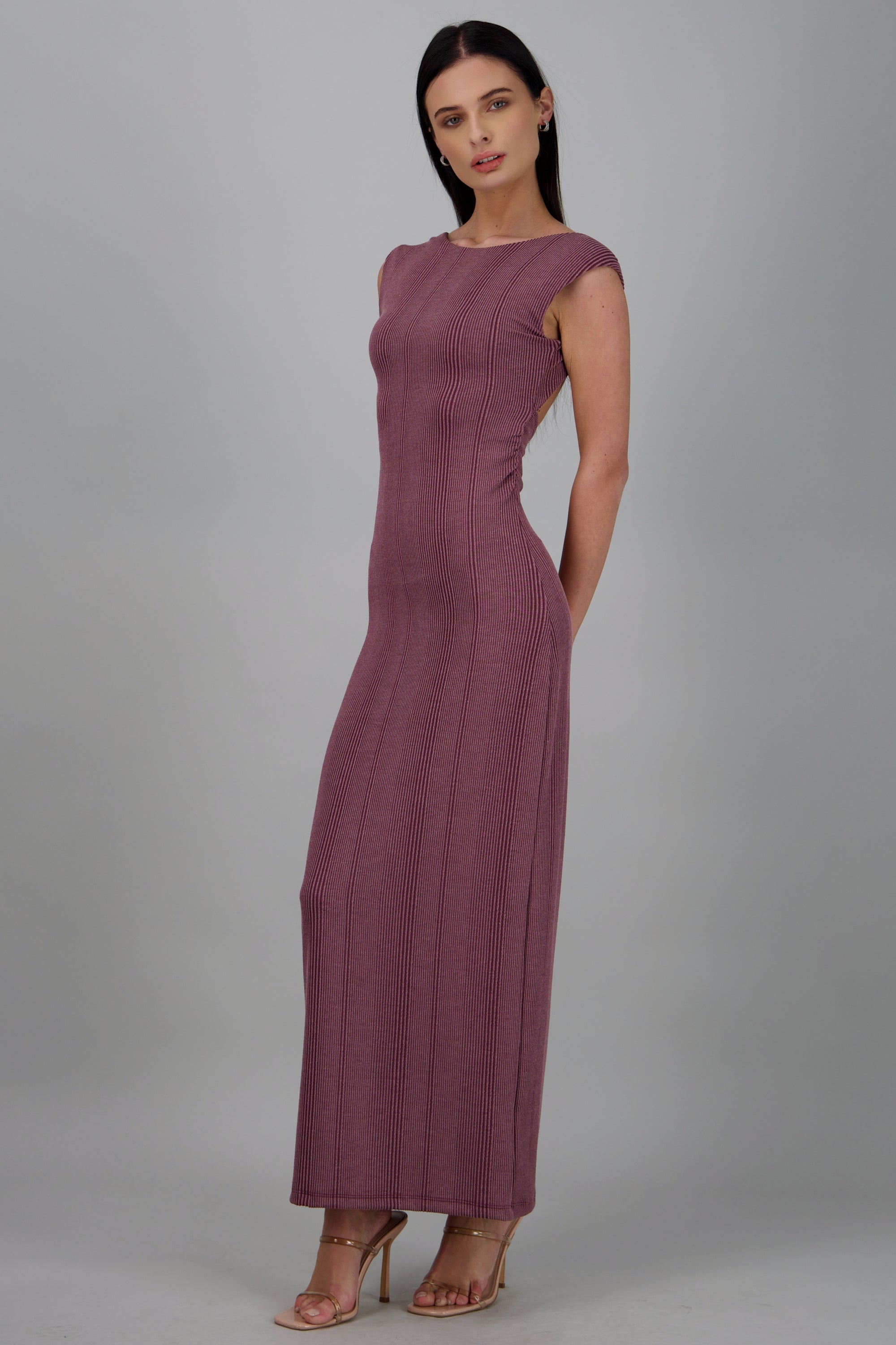 Vestido maxi textura escote espalda UVA