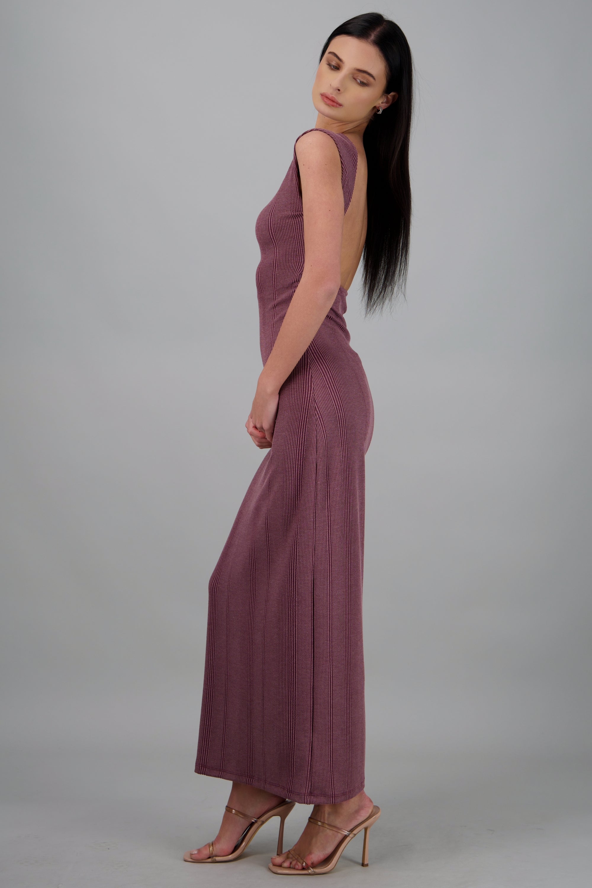 Vestido maxi textura escote espalda UVA