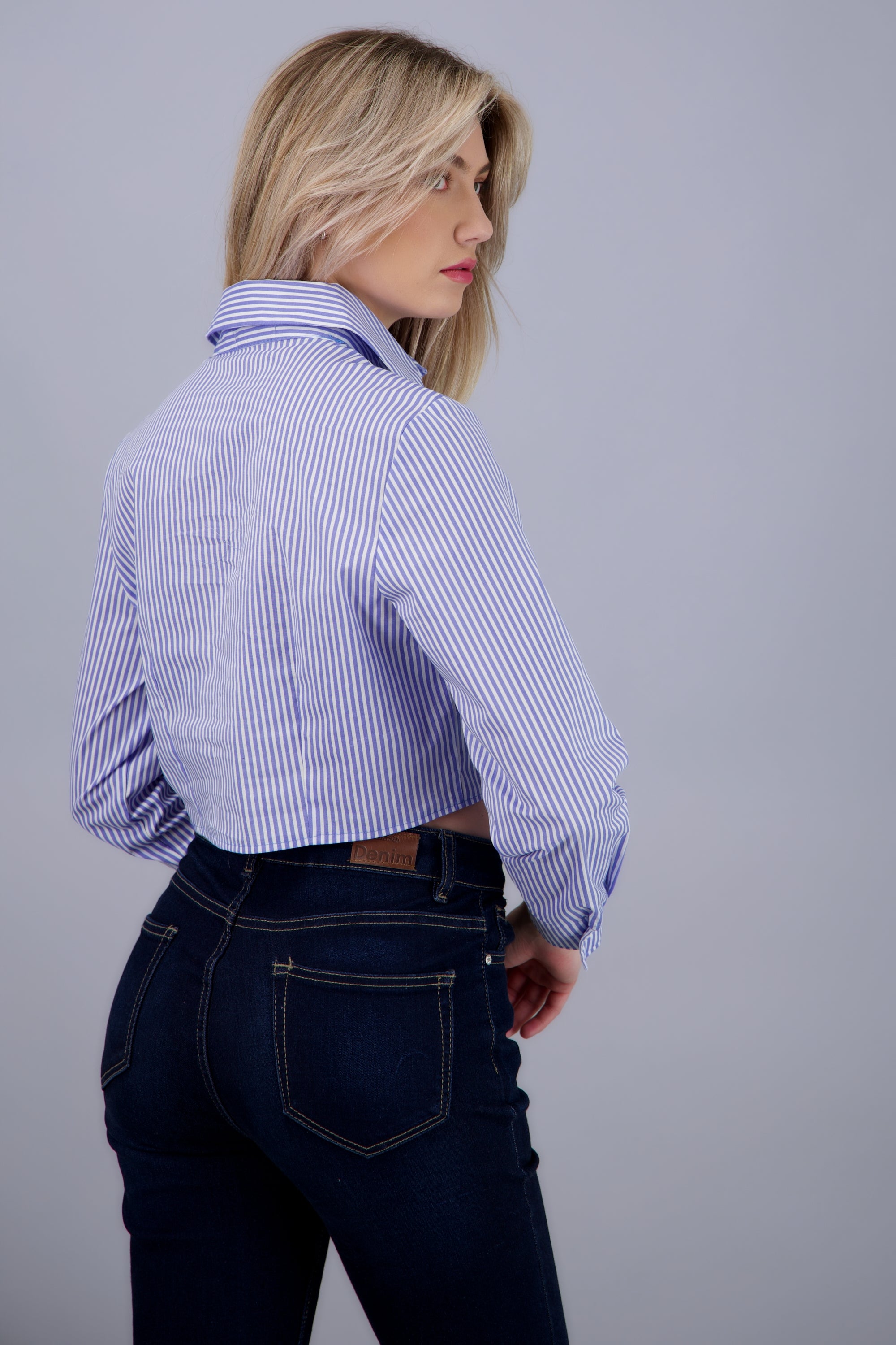 Camisa crop manga larga detalle pinzas AZUL COMBO