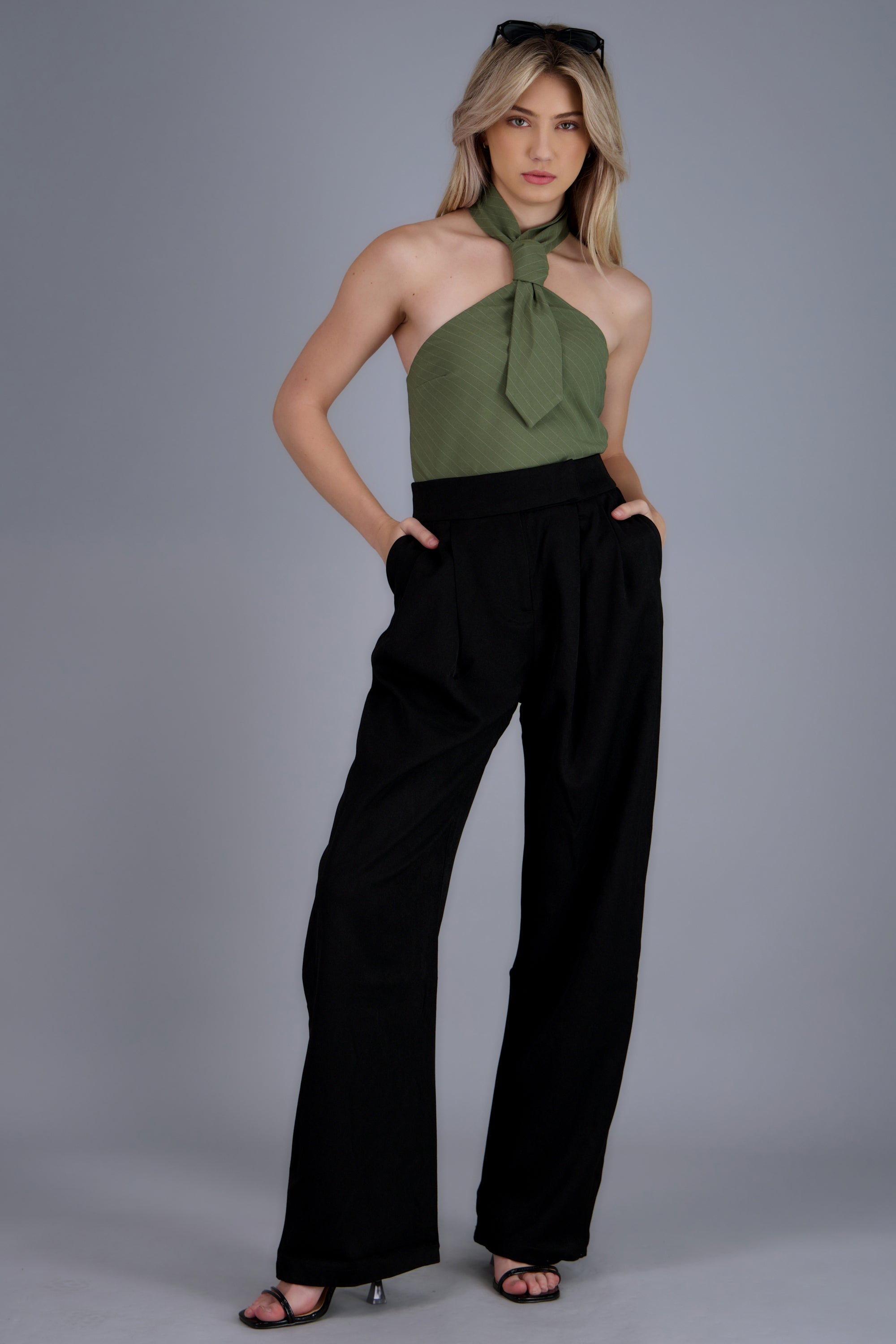 Pantalon liso con pinzas NEGRO