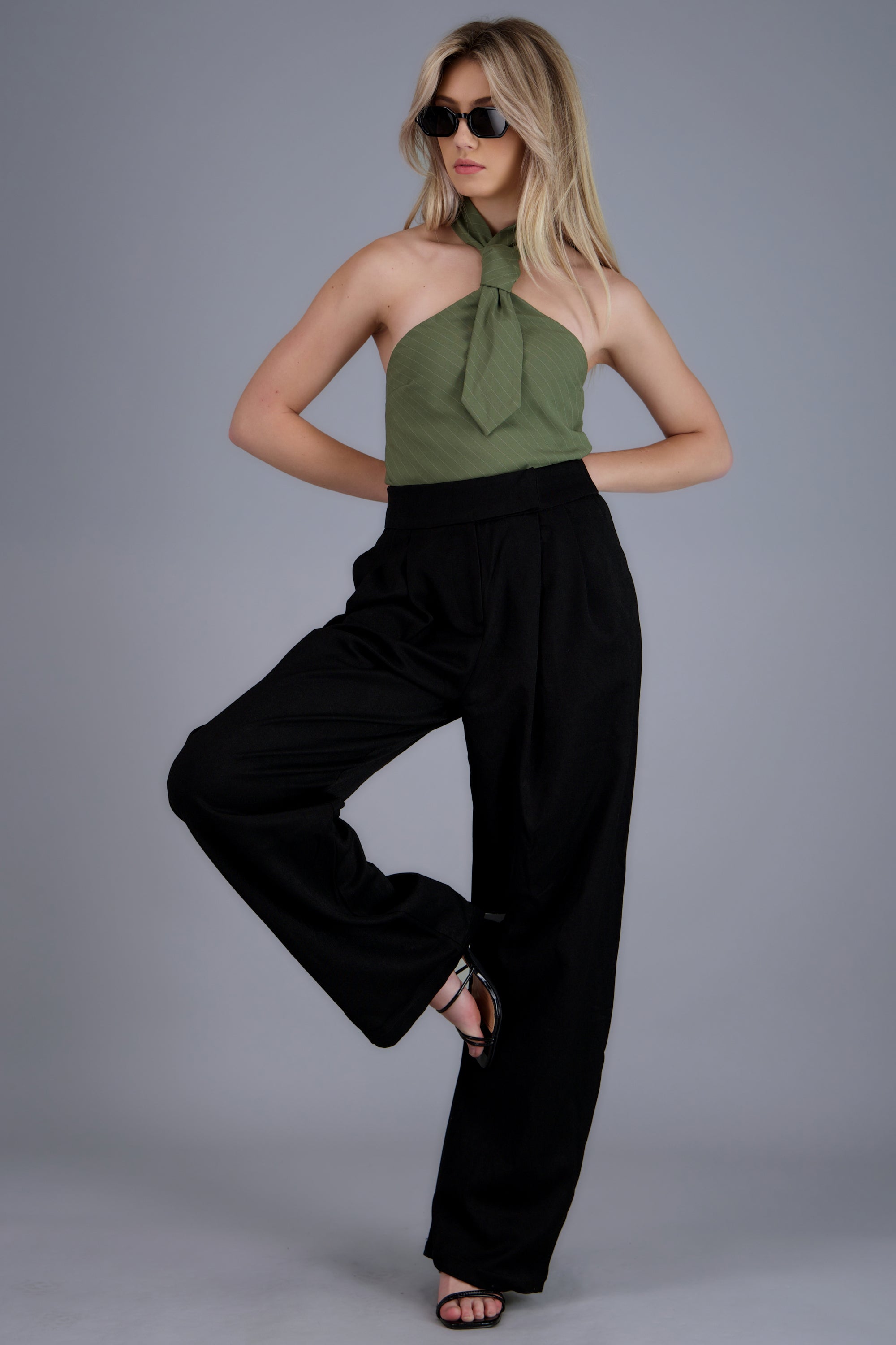 Pantalon liso con pinzas NEGRO