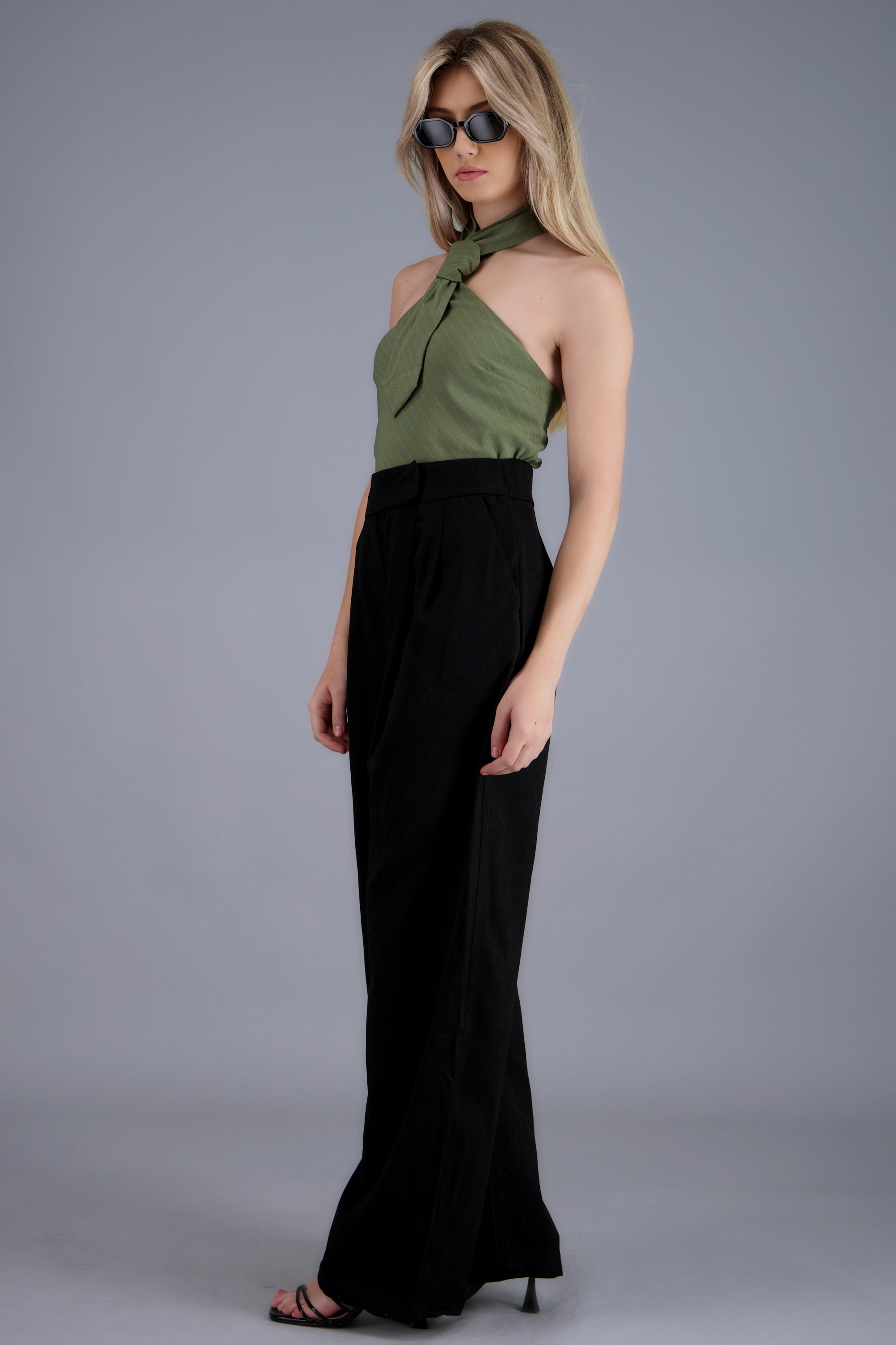 Pantalon liso con pinzas NEGRO