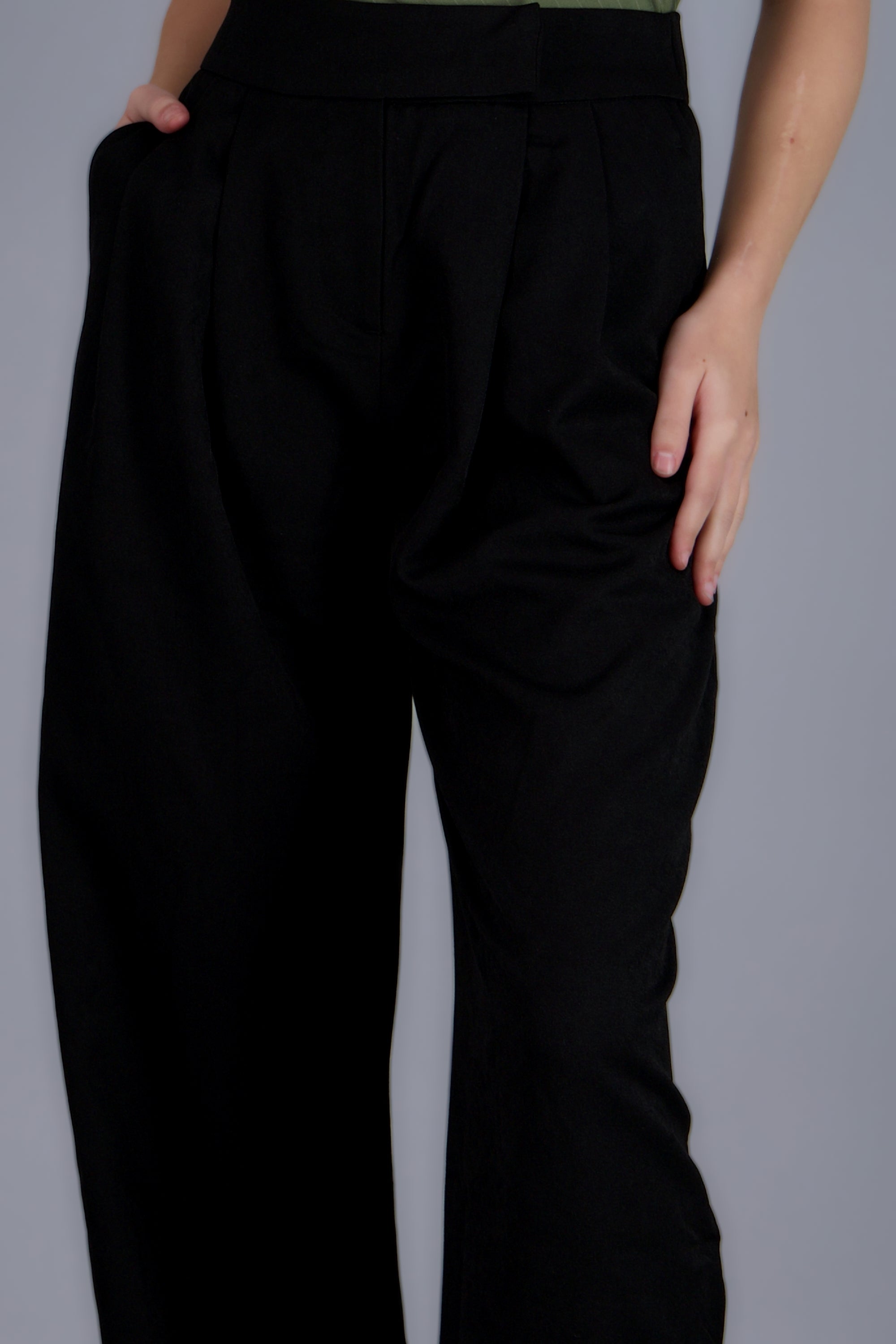 Pantalon liso con pinzas NEGRO