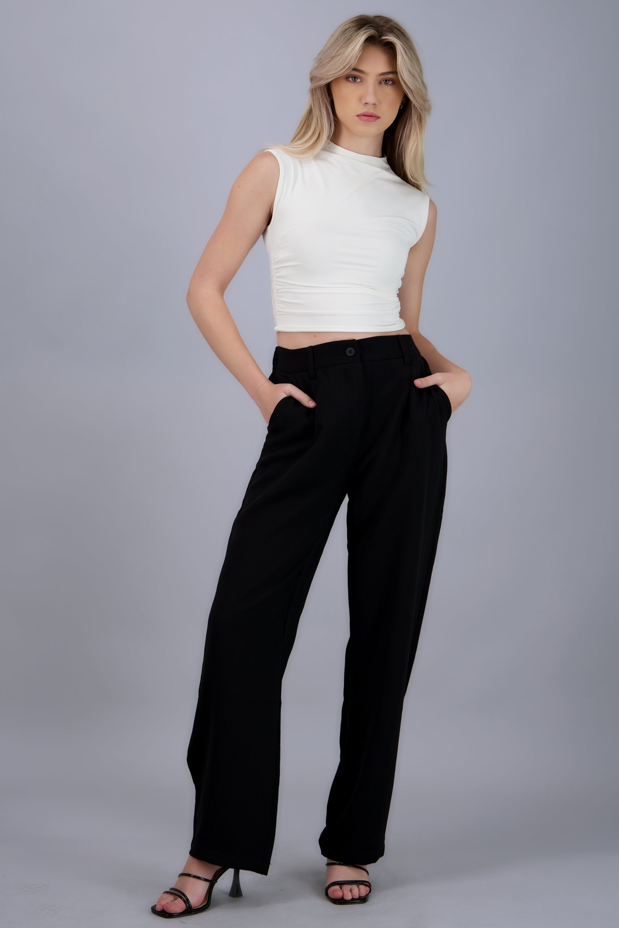 Pantalon liso con pinzas NEGRO