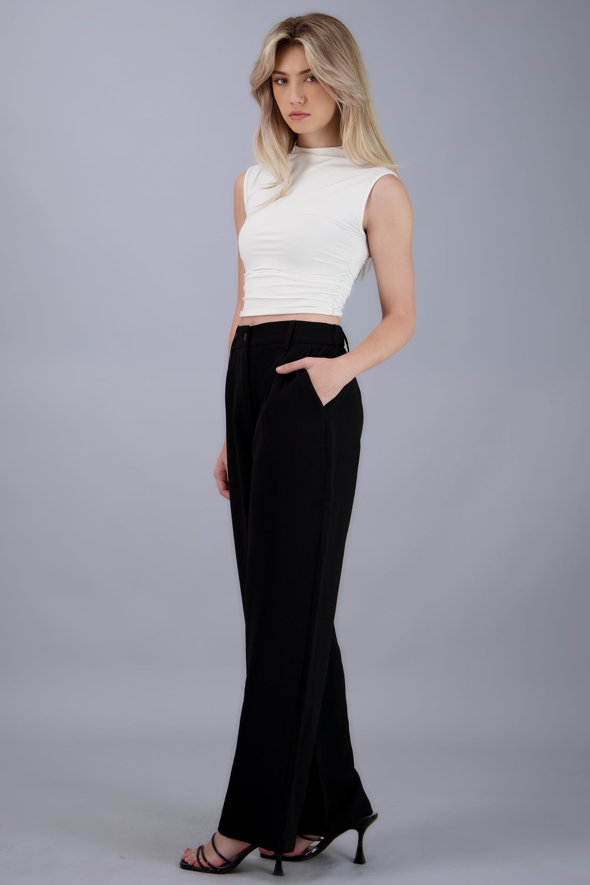 Pantalon liso con pinzas NEGRO