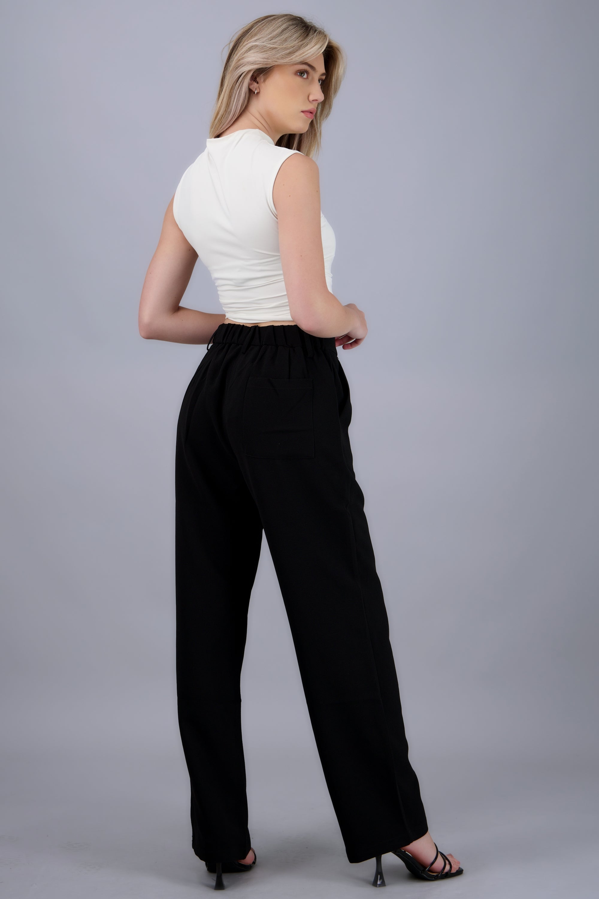 Pantalon liso con pinzas NEGRO