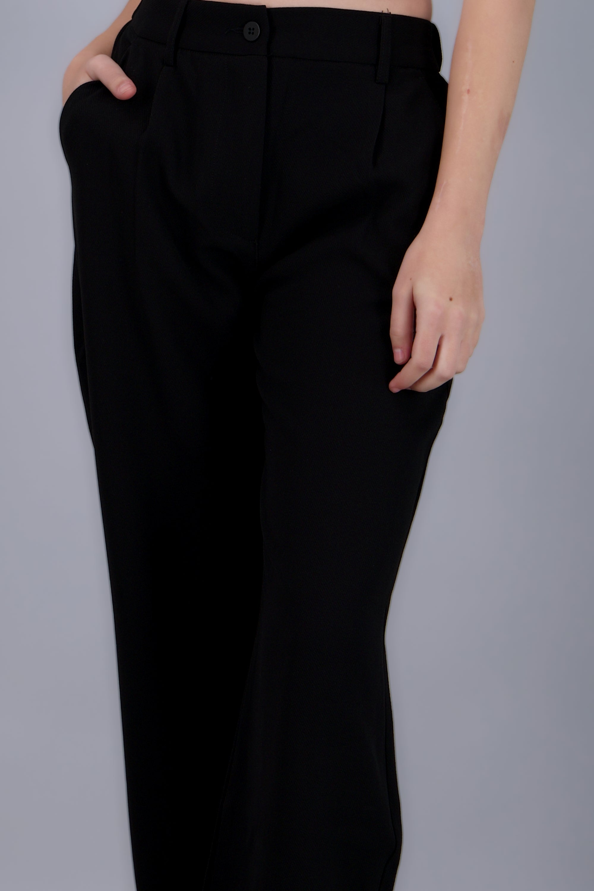 Pantalon liso con pinzas NEGRO