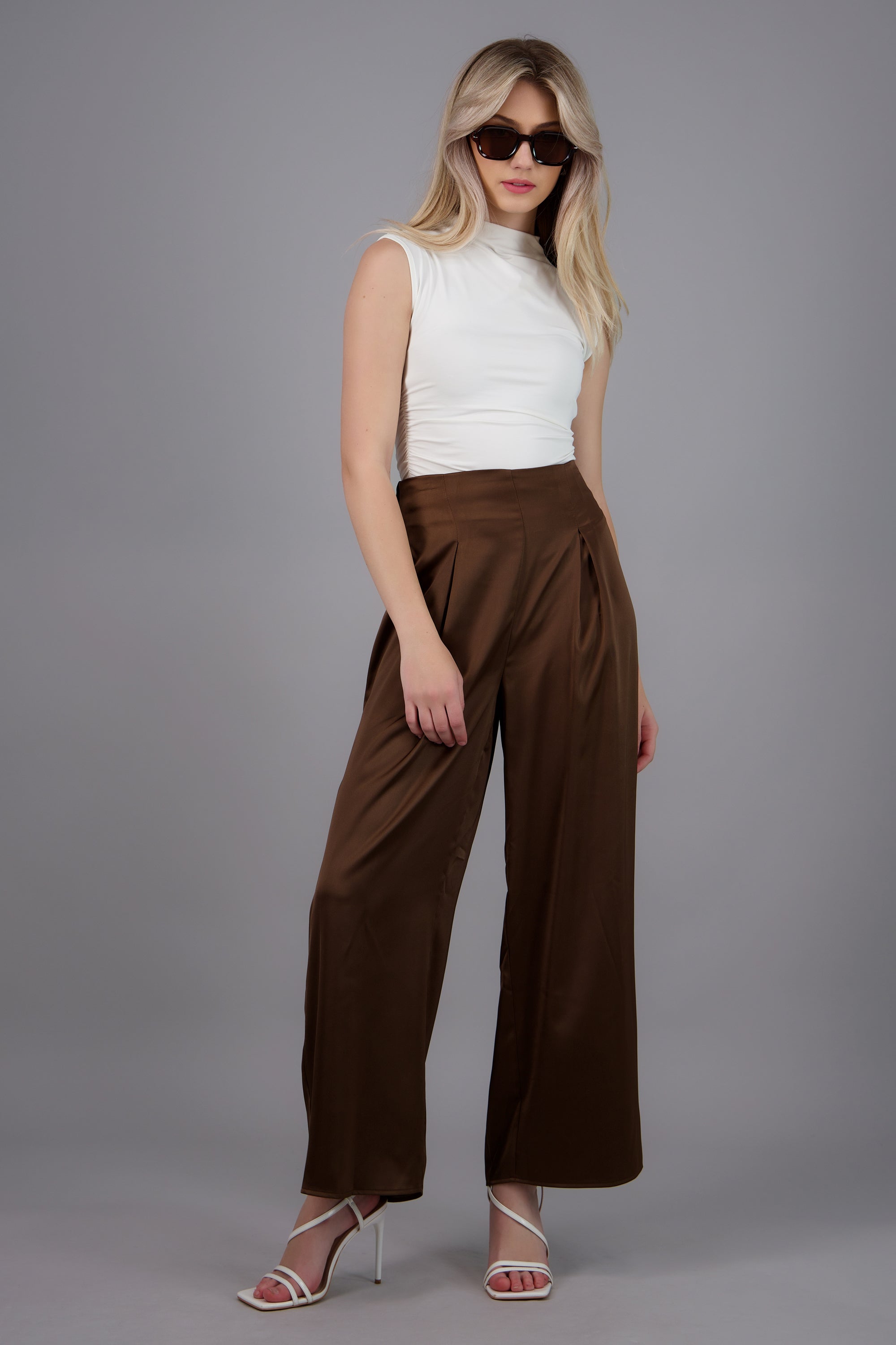 Pantalon satinado con pinzas CHOCOLATE