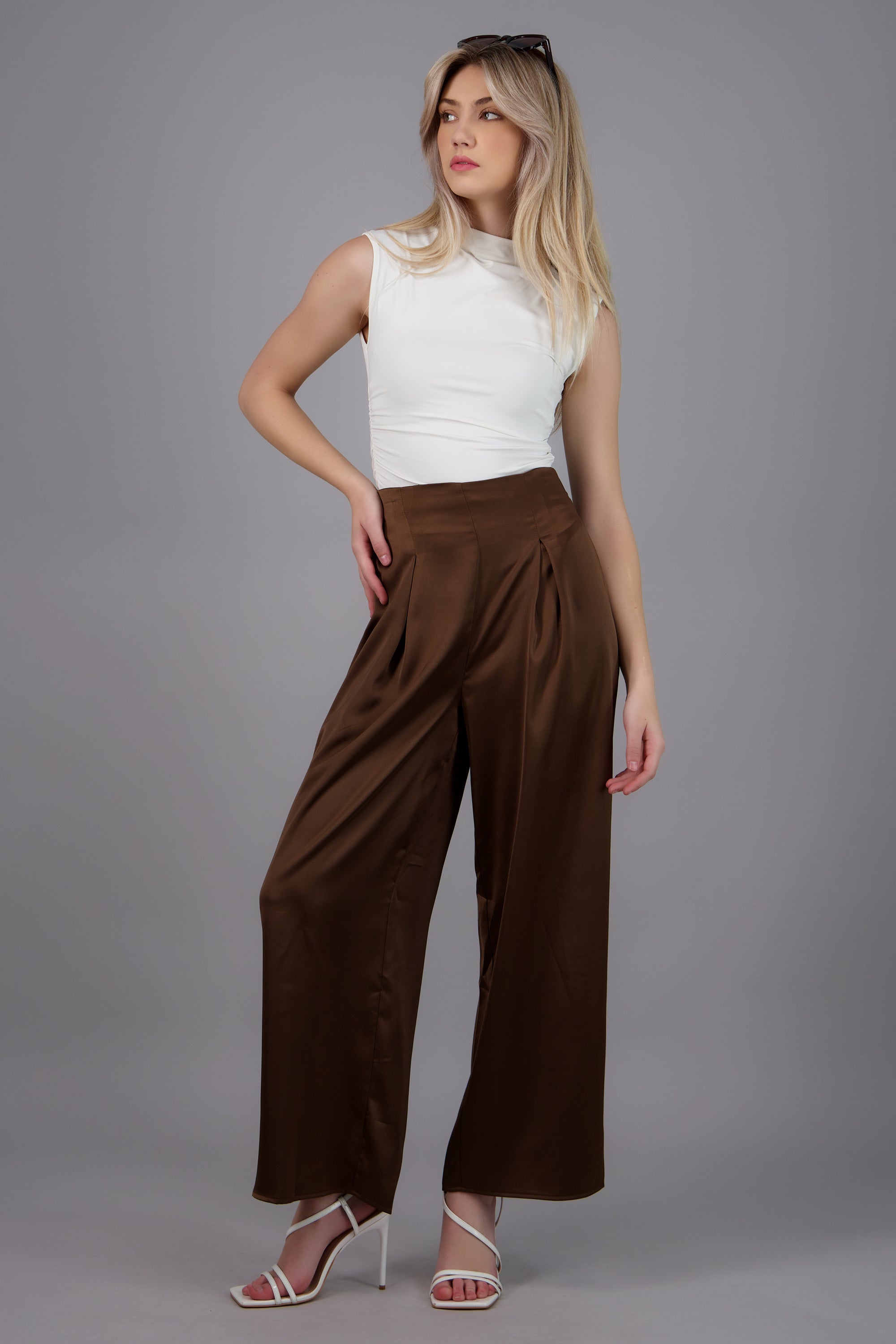 Pantalon satinado con pinzas CHOCOLATE