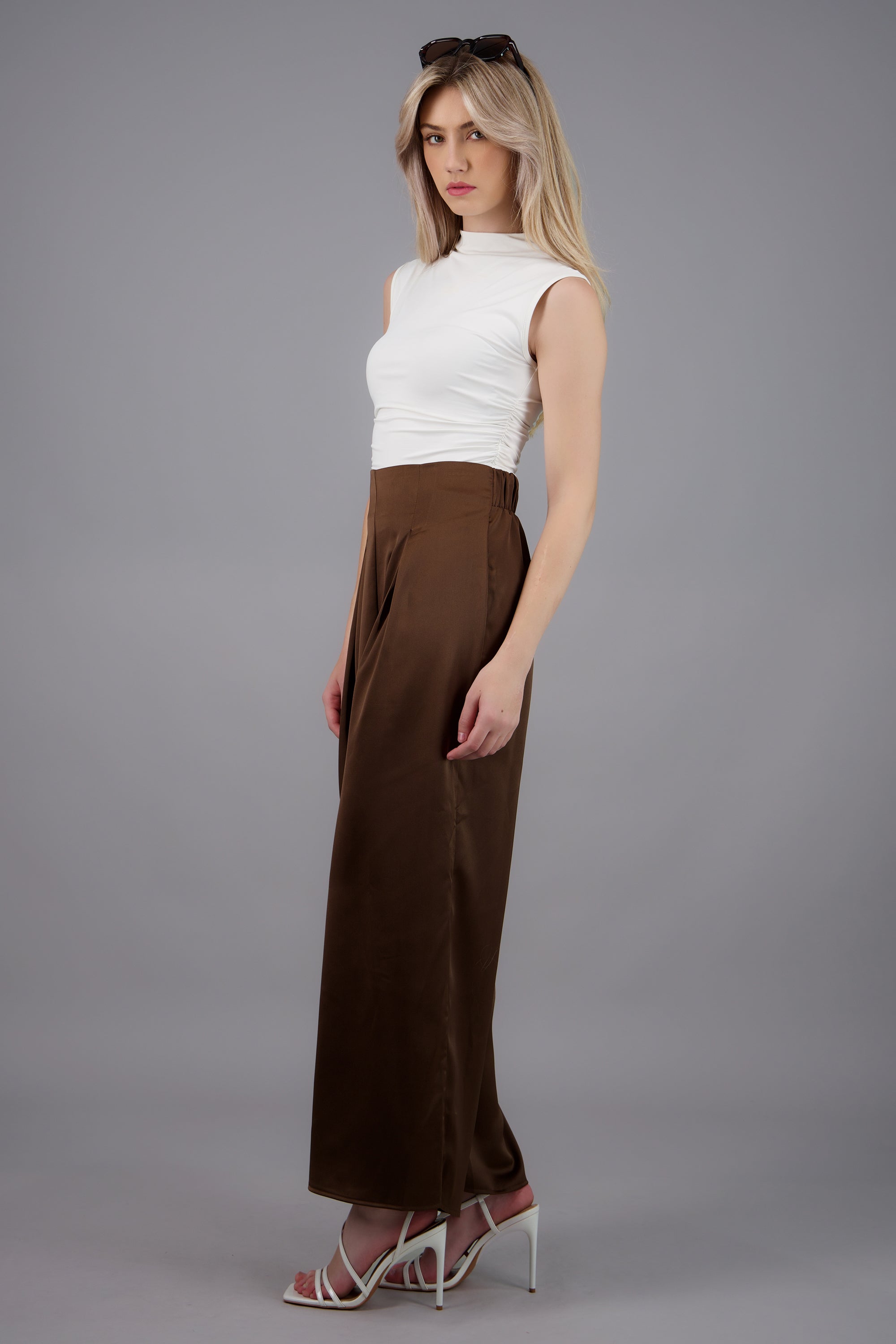 Pantalon satinado con pinzas CHOCOLATE