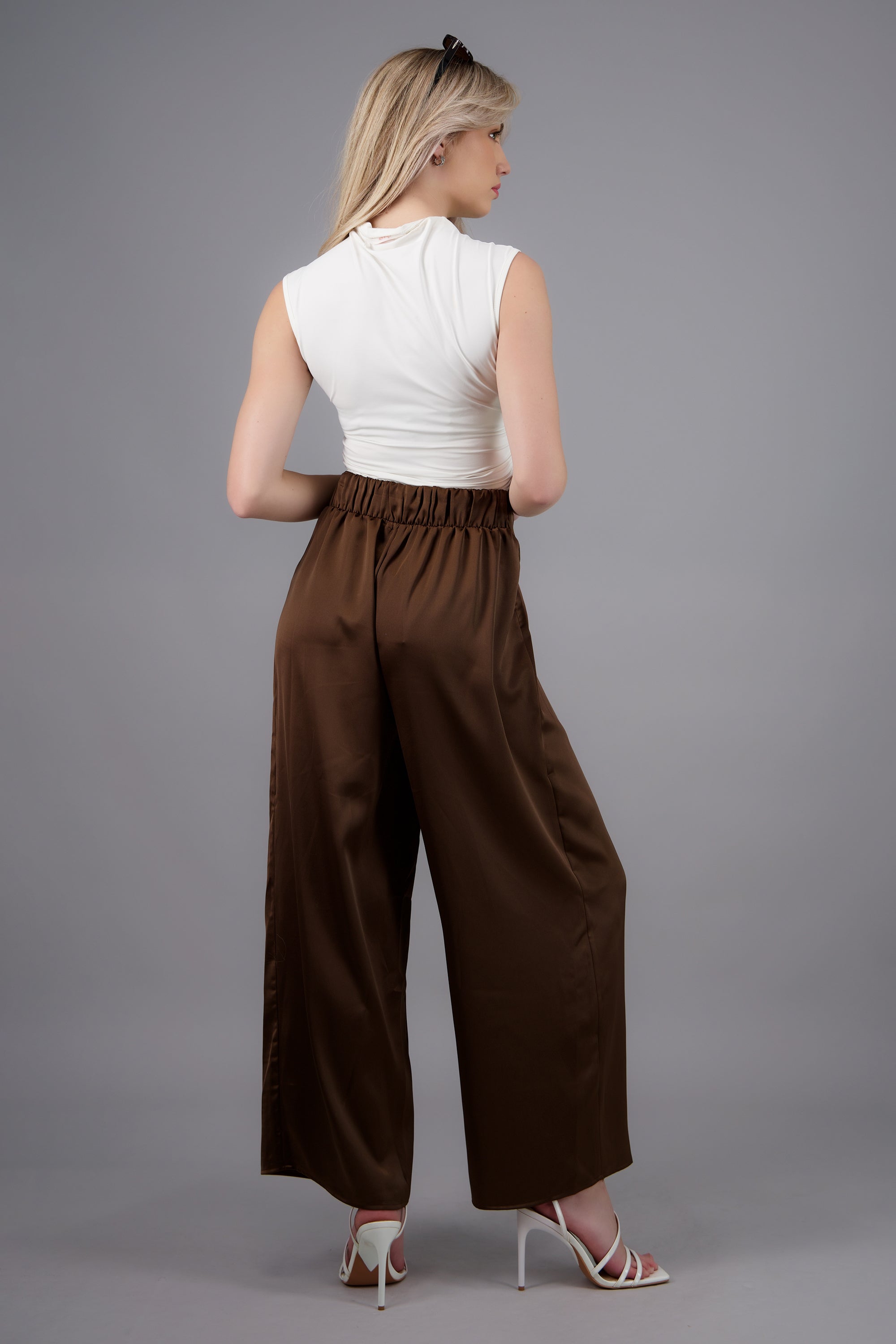 Pantalon satinado con pinzas CHOCOLATE