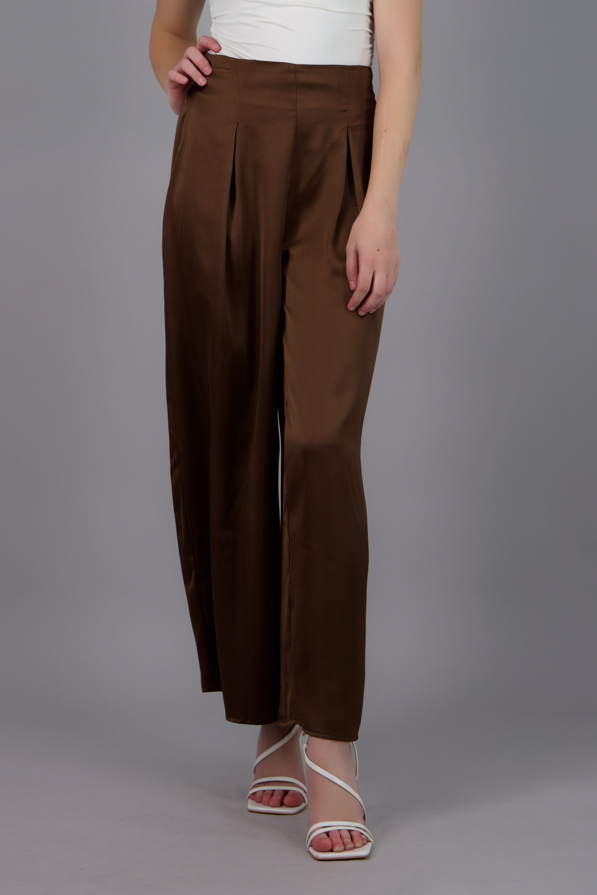 Pantalon satinado con pinzas CHOCOLATE