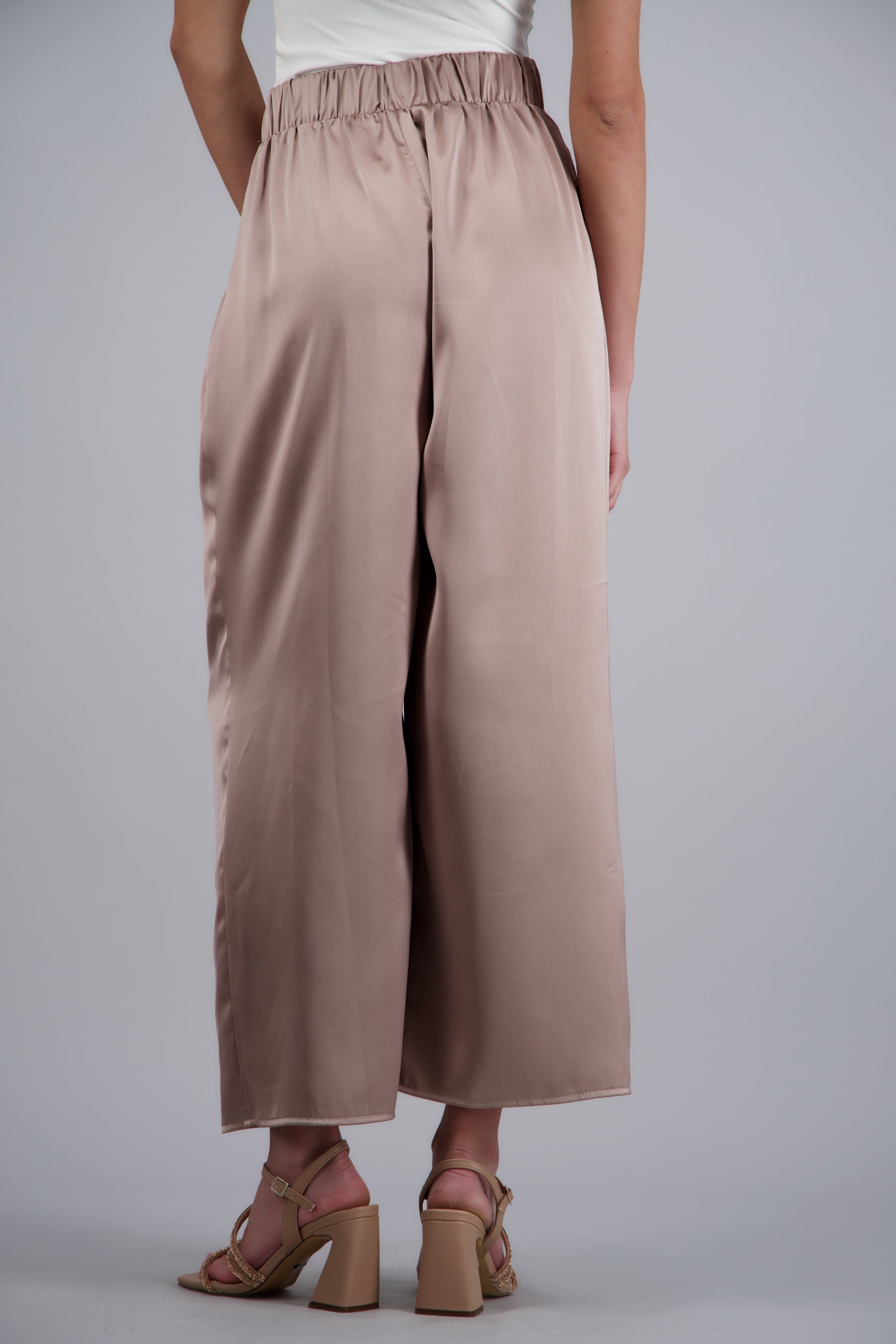 Pantalon satinado con pinzas TAUPE