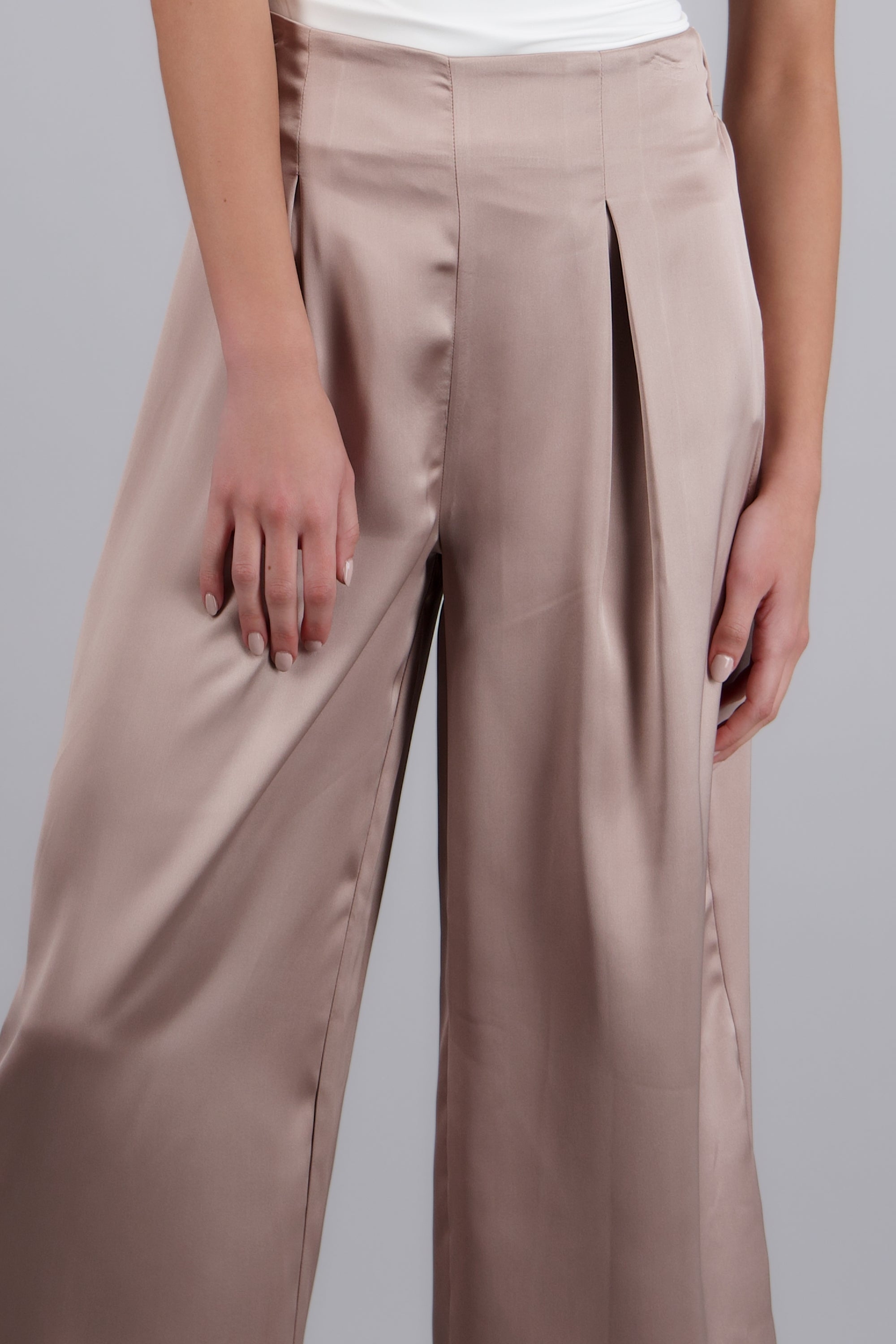 Pantalon satinado con pinzas TAUPE