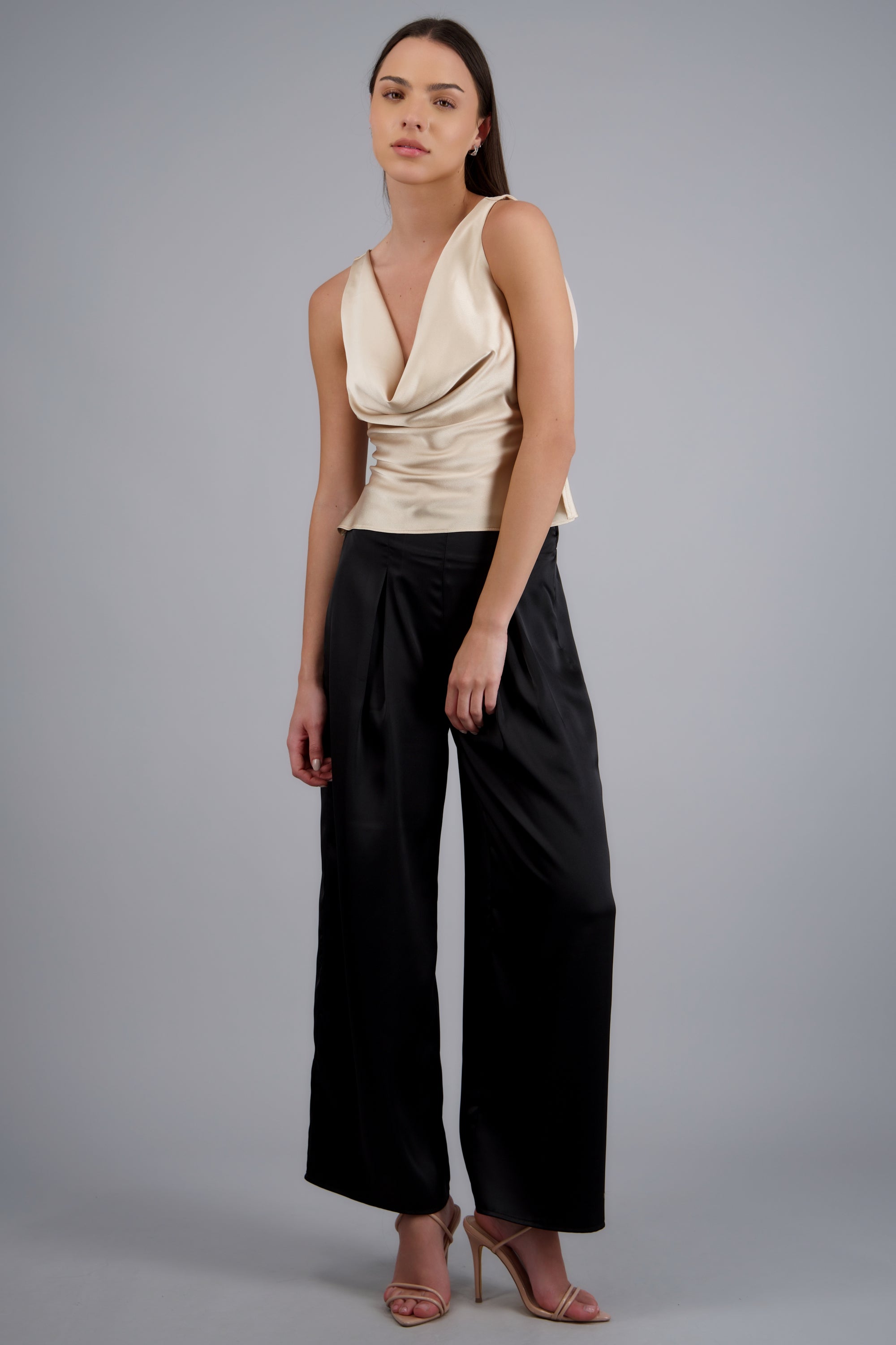 Pantalon satinado con pinzas NEGRO