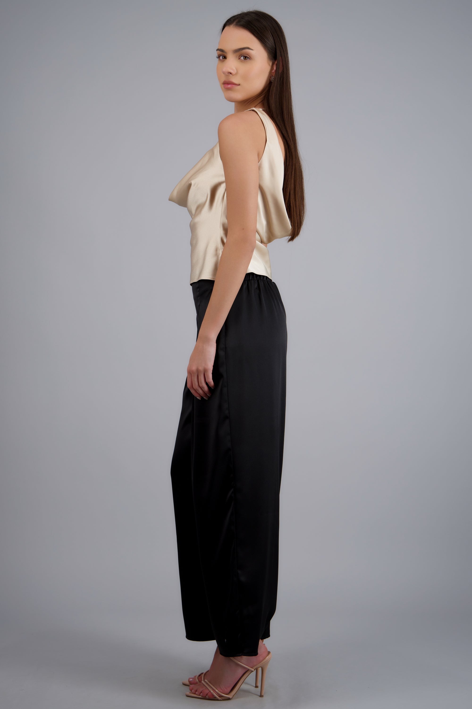 Pantalon satinado con pinzas NEGRO