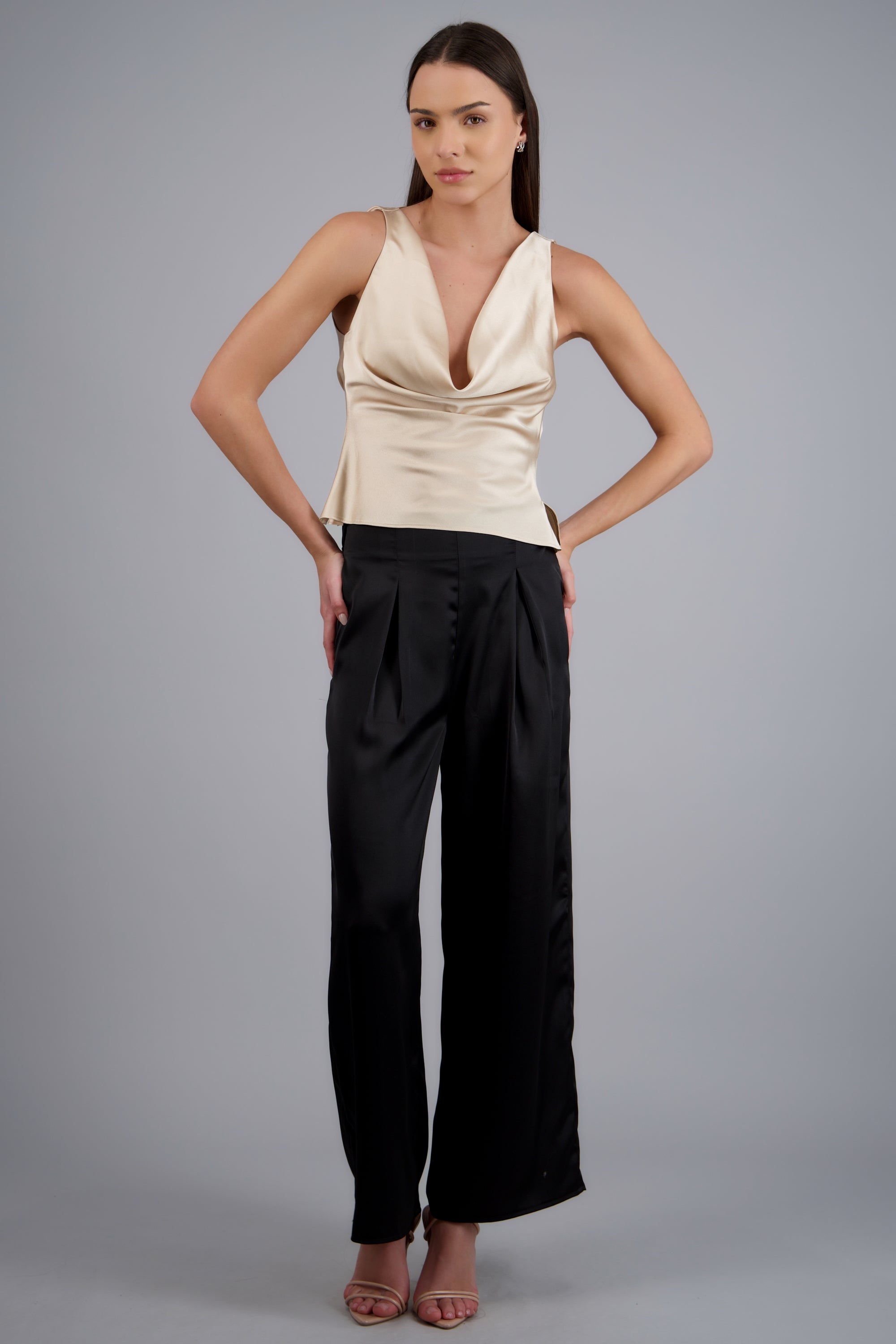 Pantalon satinado con pinzas NEGRO