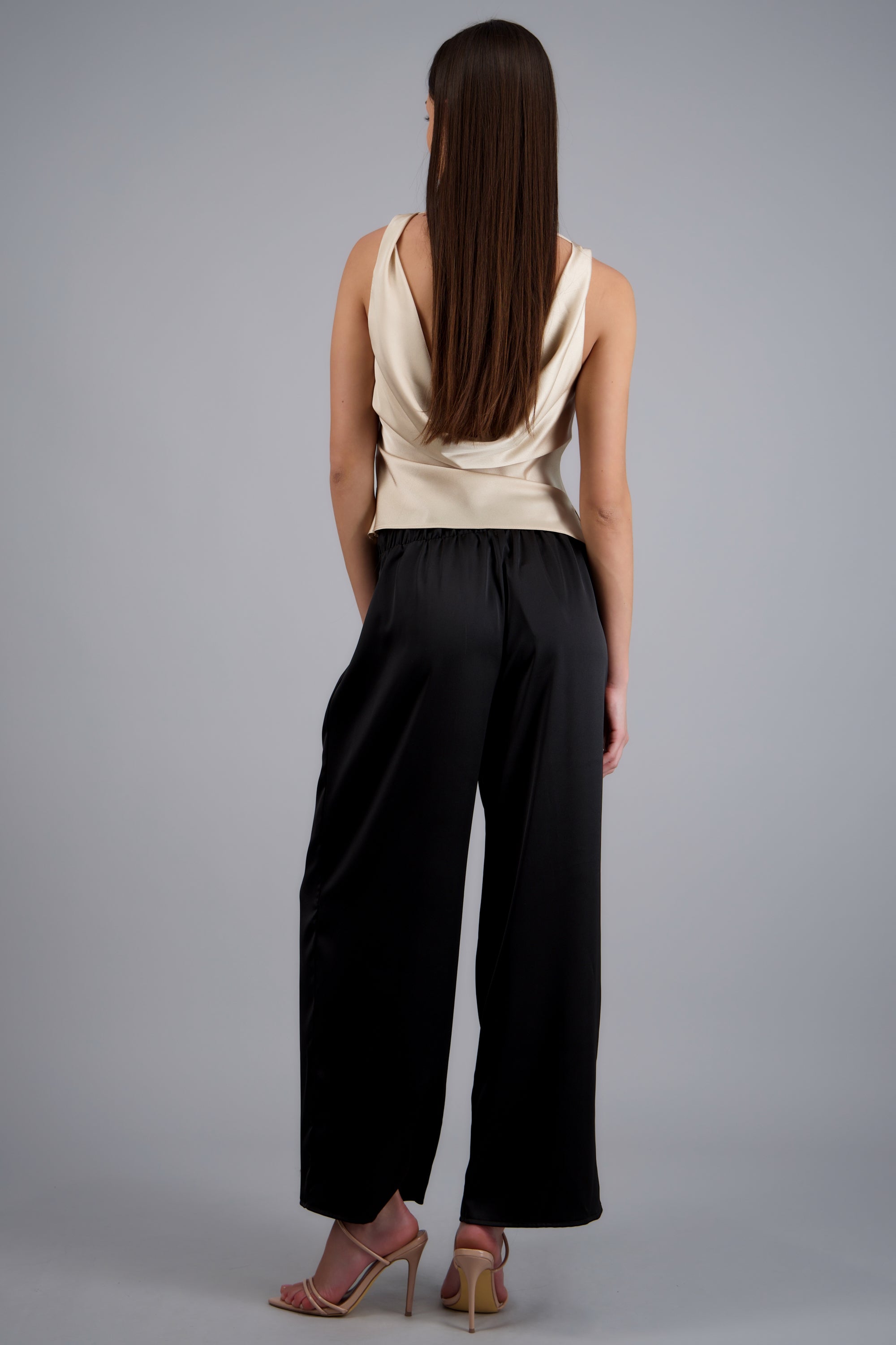 Pantalon satinado con pinzas NEGRO