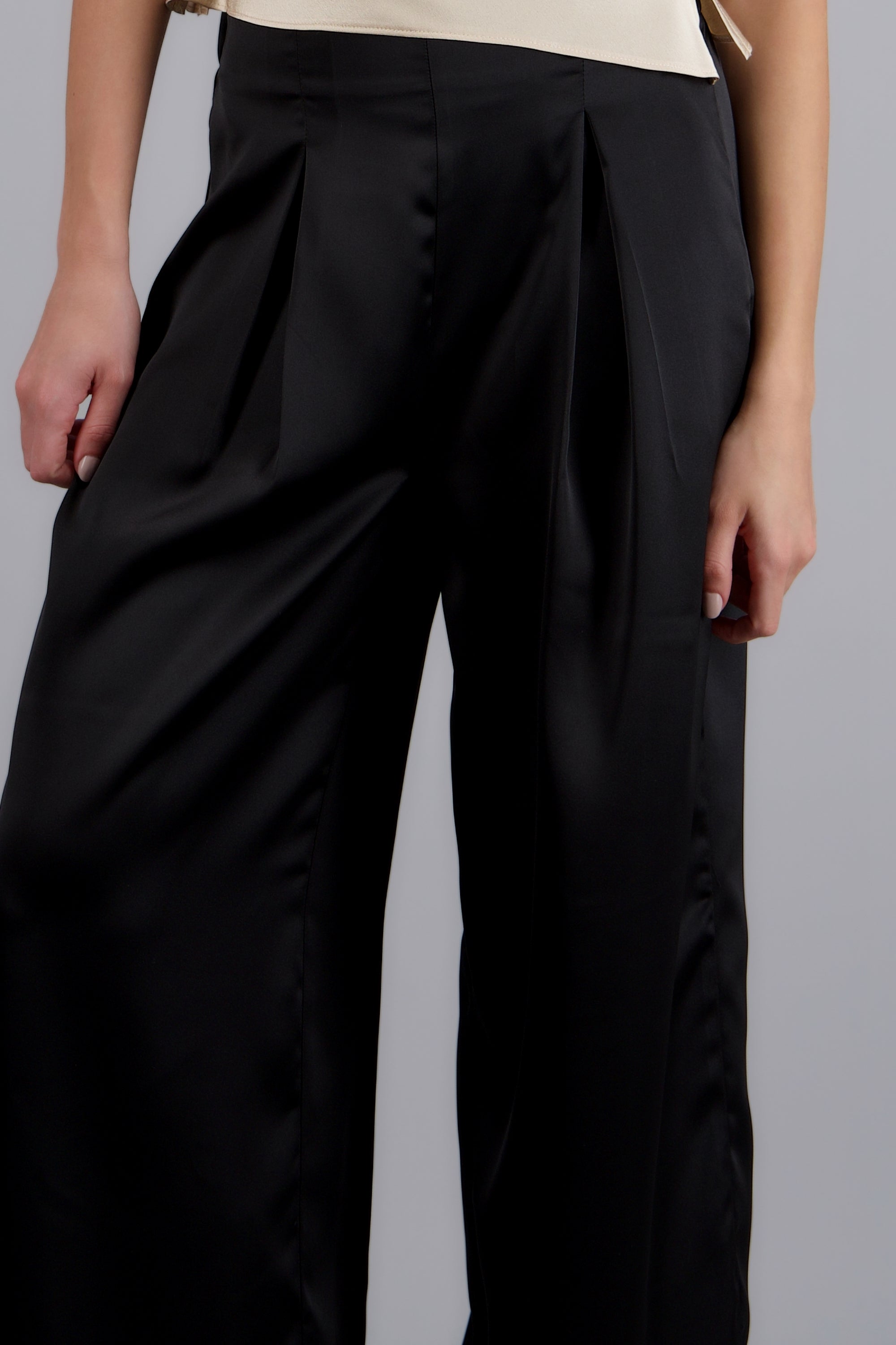 Pantalon satinado con pinzas NEGRO