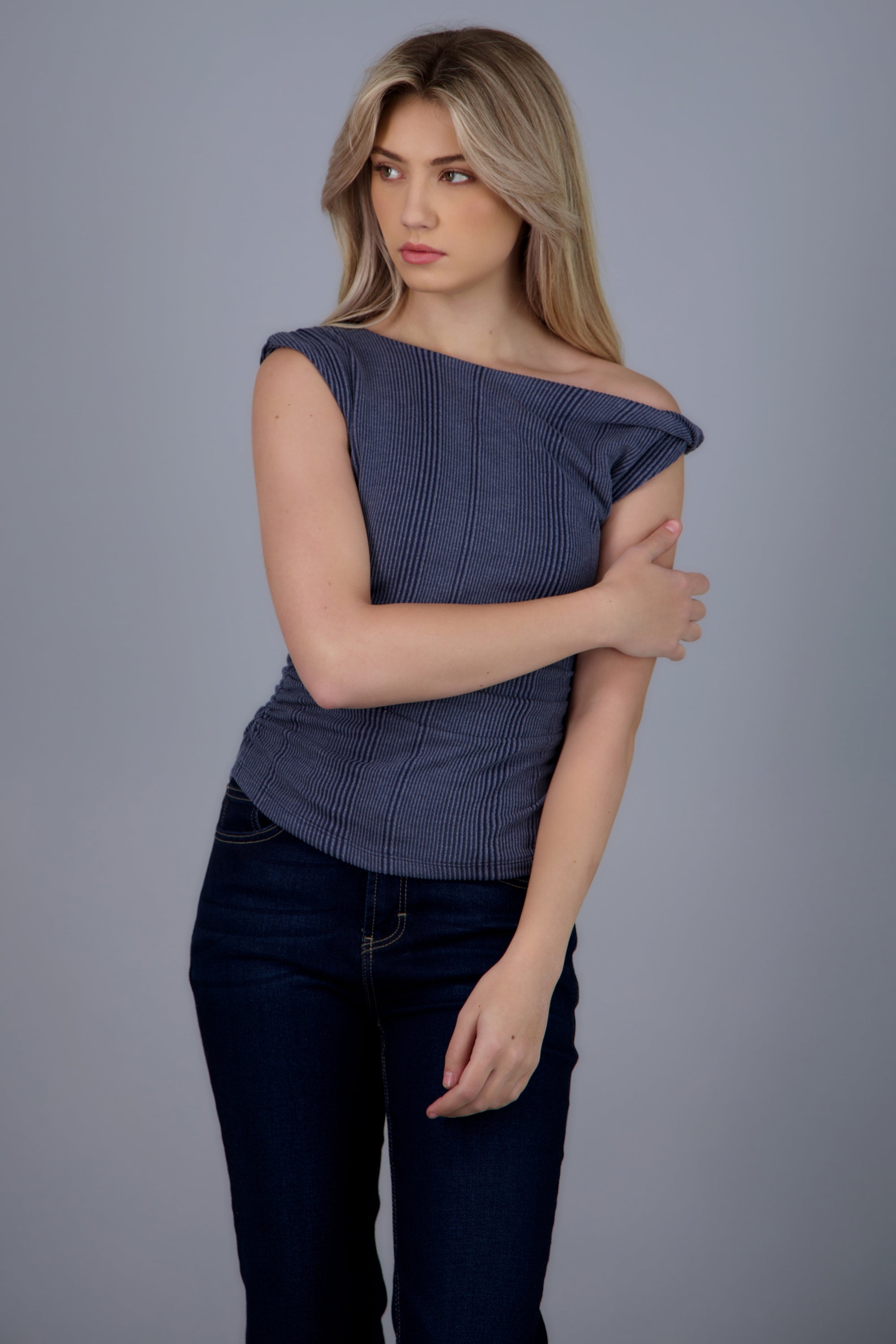 Blusa asimetrica textura detalle frunces INDIGO