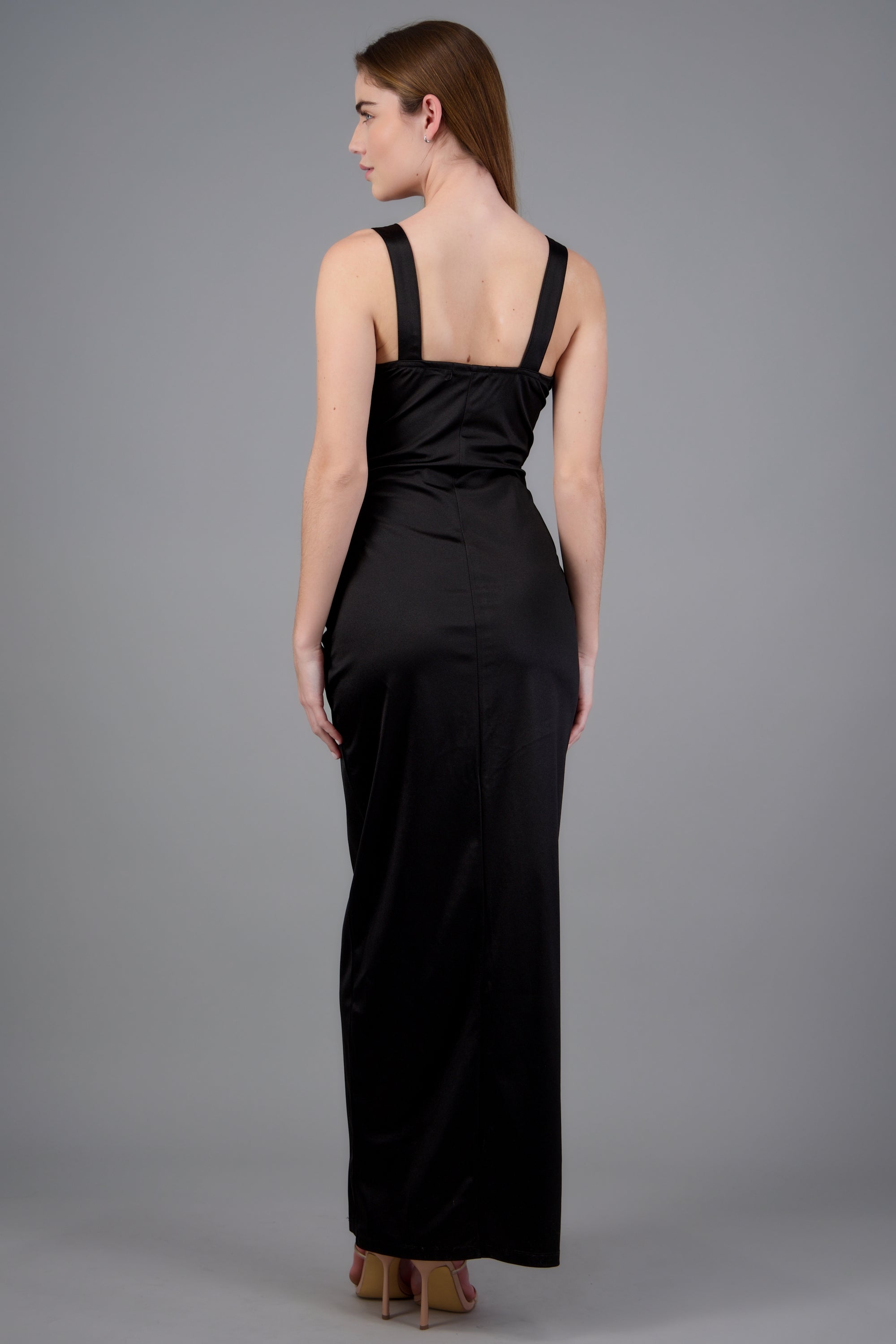 Vestido satinado con copa y tirantes NEGRO