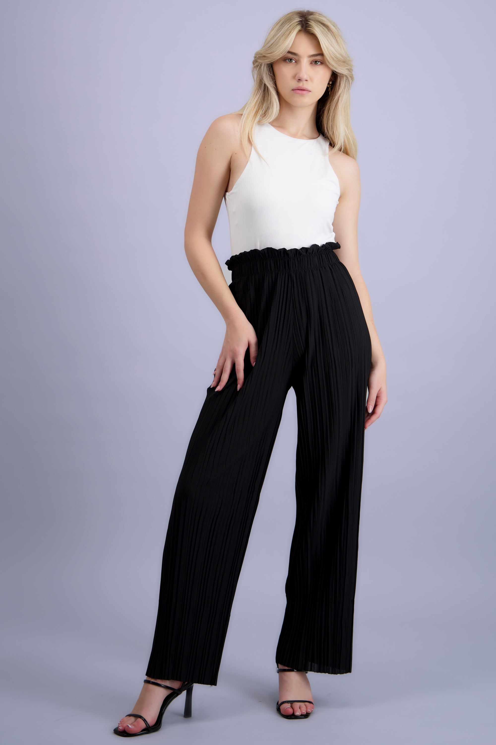 Pantalones ligeros detalle plizado NEGRO