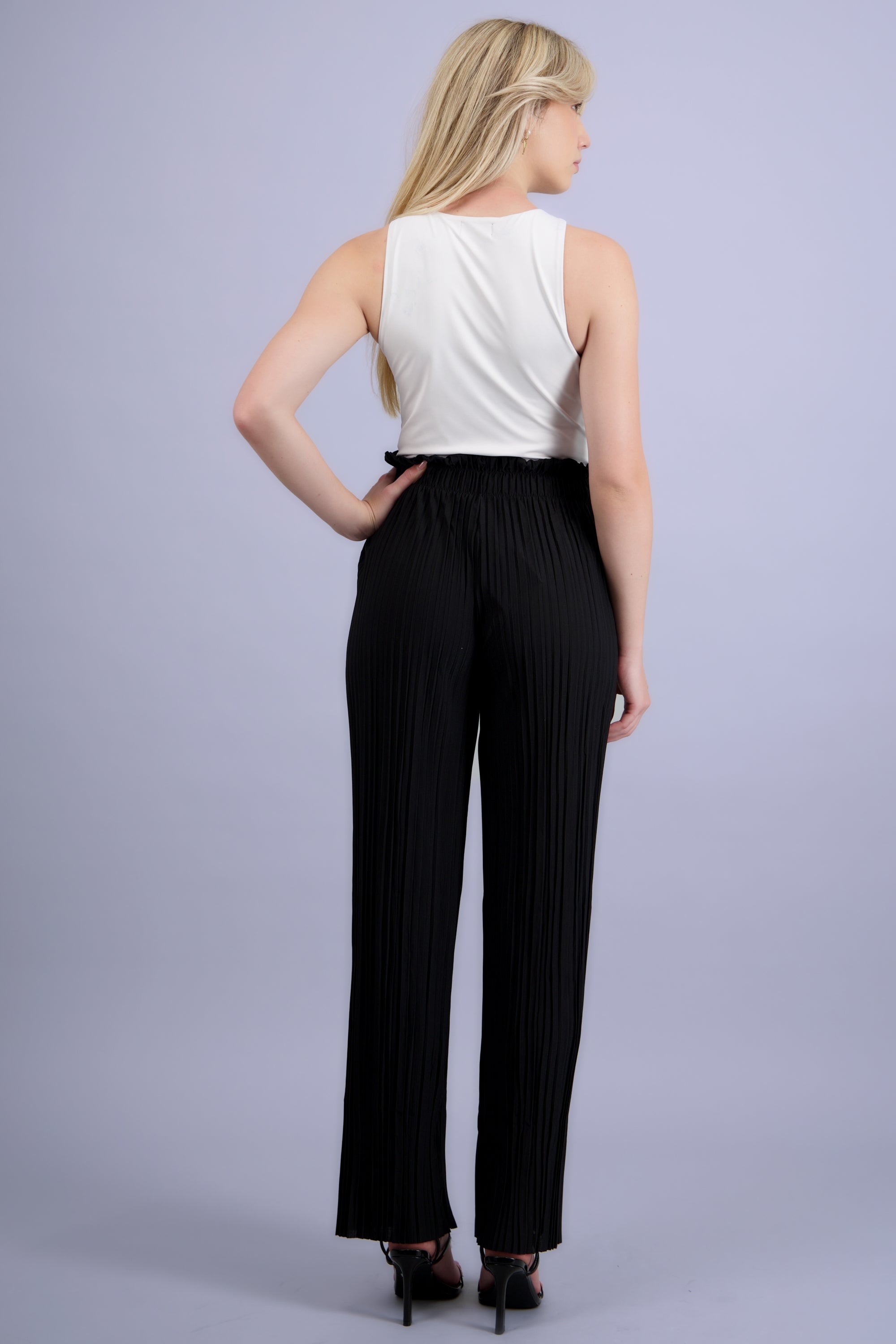 Pantalones ligeros detalle plizado NEGRO