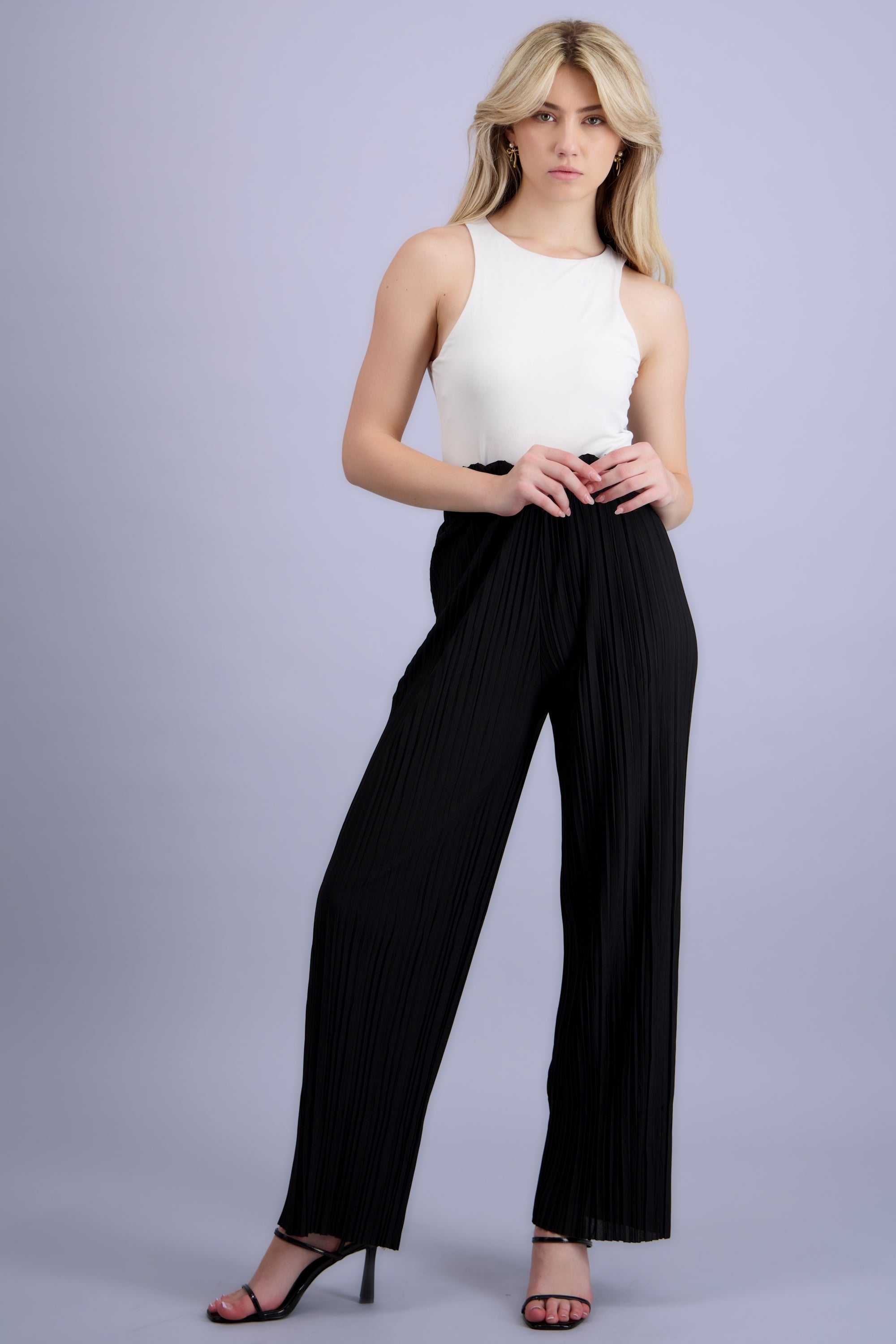 Pantalones ligeros detalle plizado NEGRO