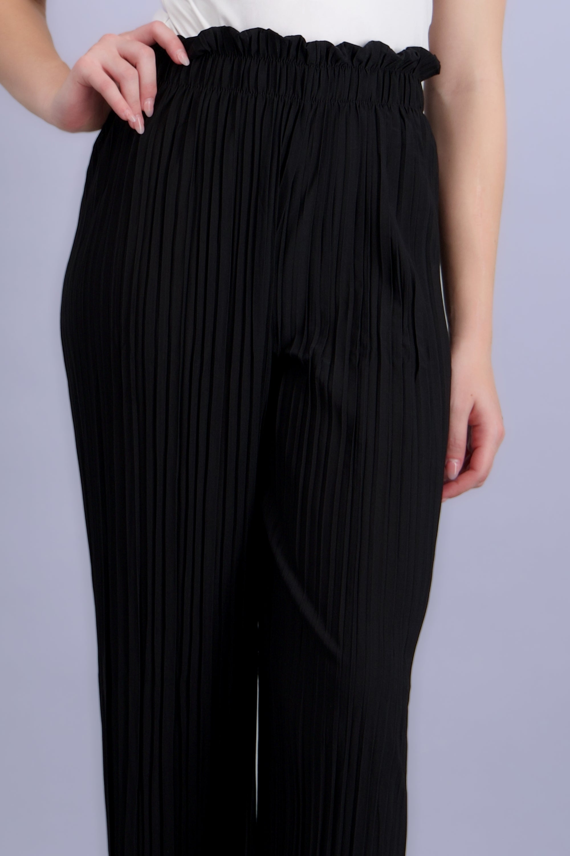 Pantalones ligeros detalle plizado NEGRO