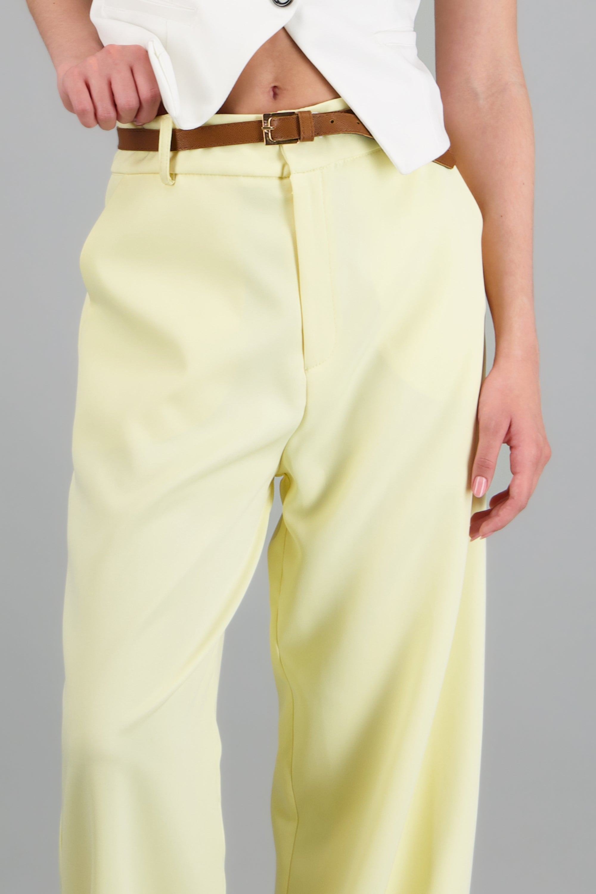 Pantalon sastreado detalle cinturon AMARILLO PASTEL