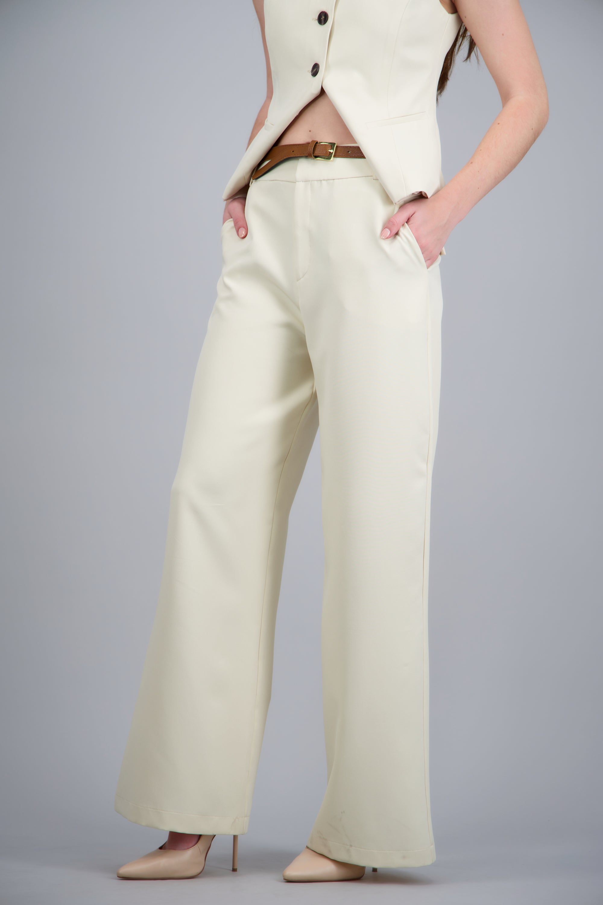 Pantalon sastreado detalle cinturon CREMA