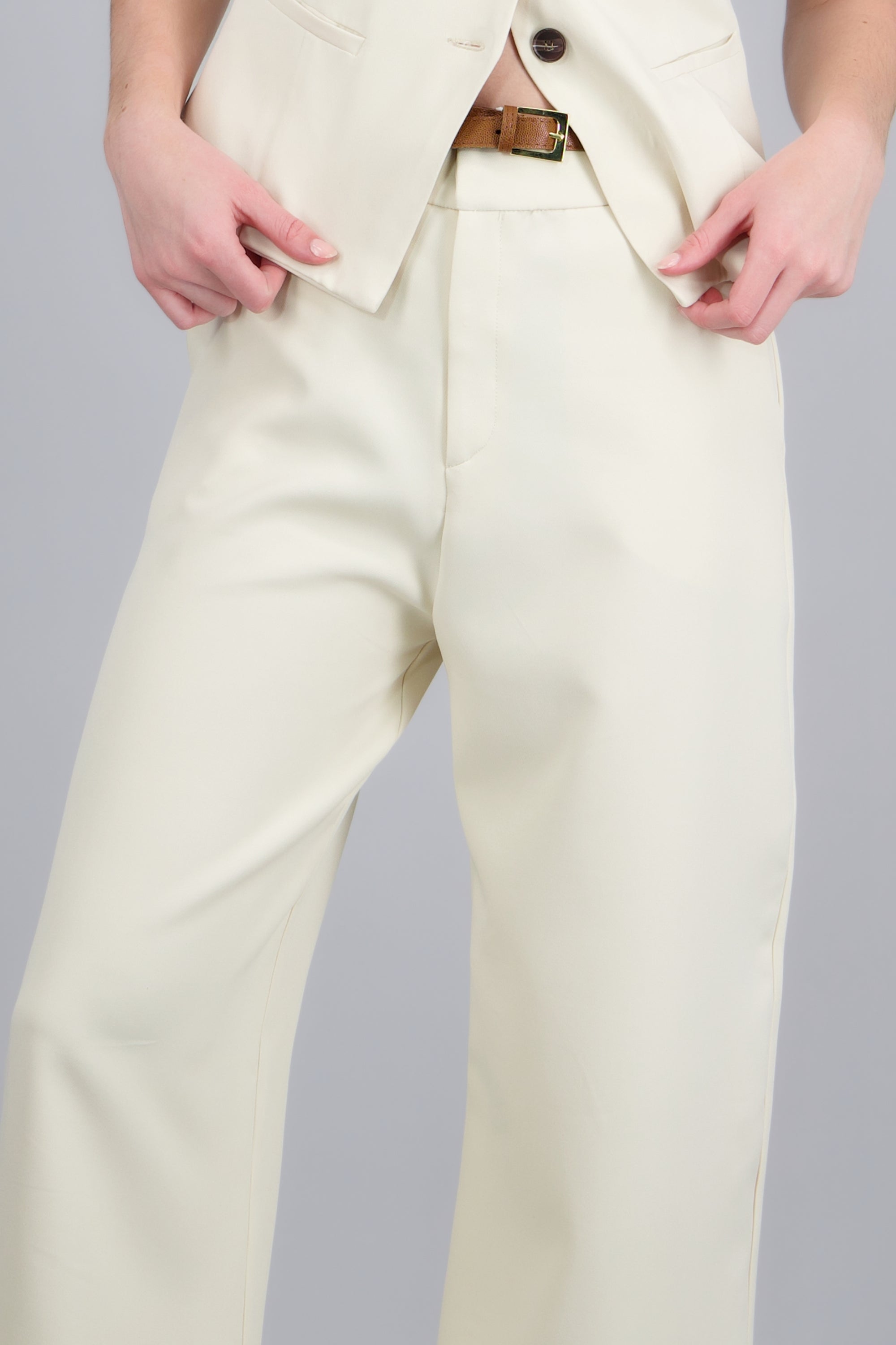Pantalon sastreado detalle cinturon CREMA