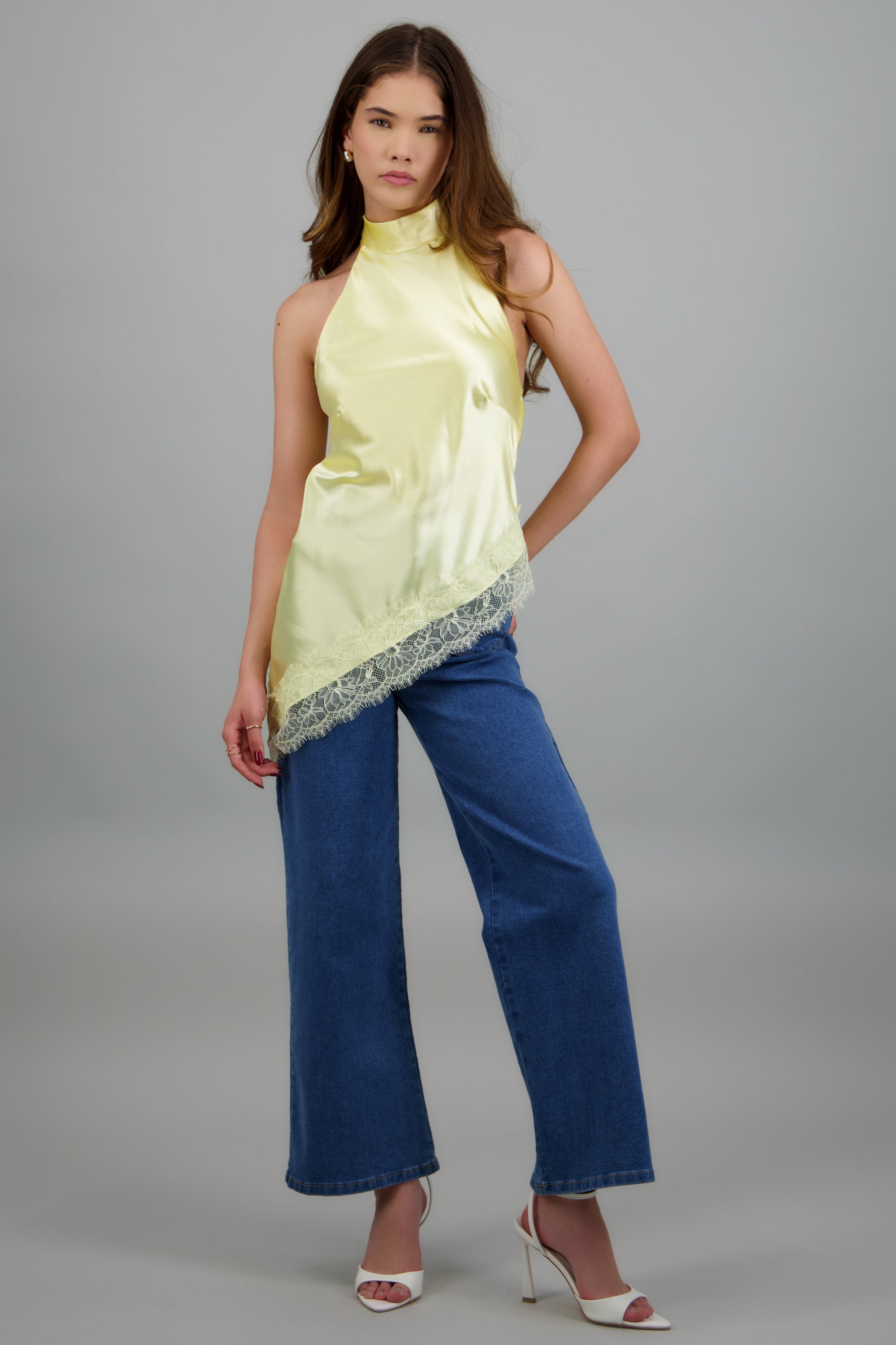 Top halter amarre satinado detalle encaje AMARILLO PASTEL