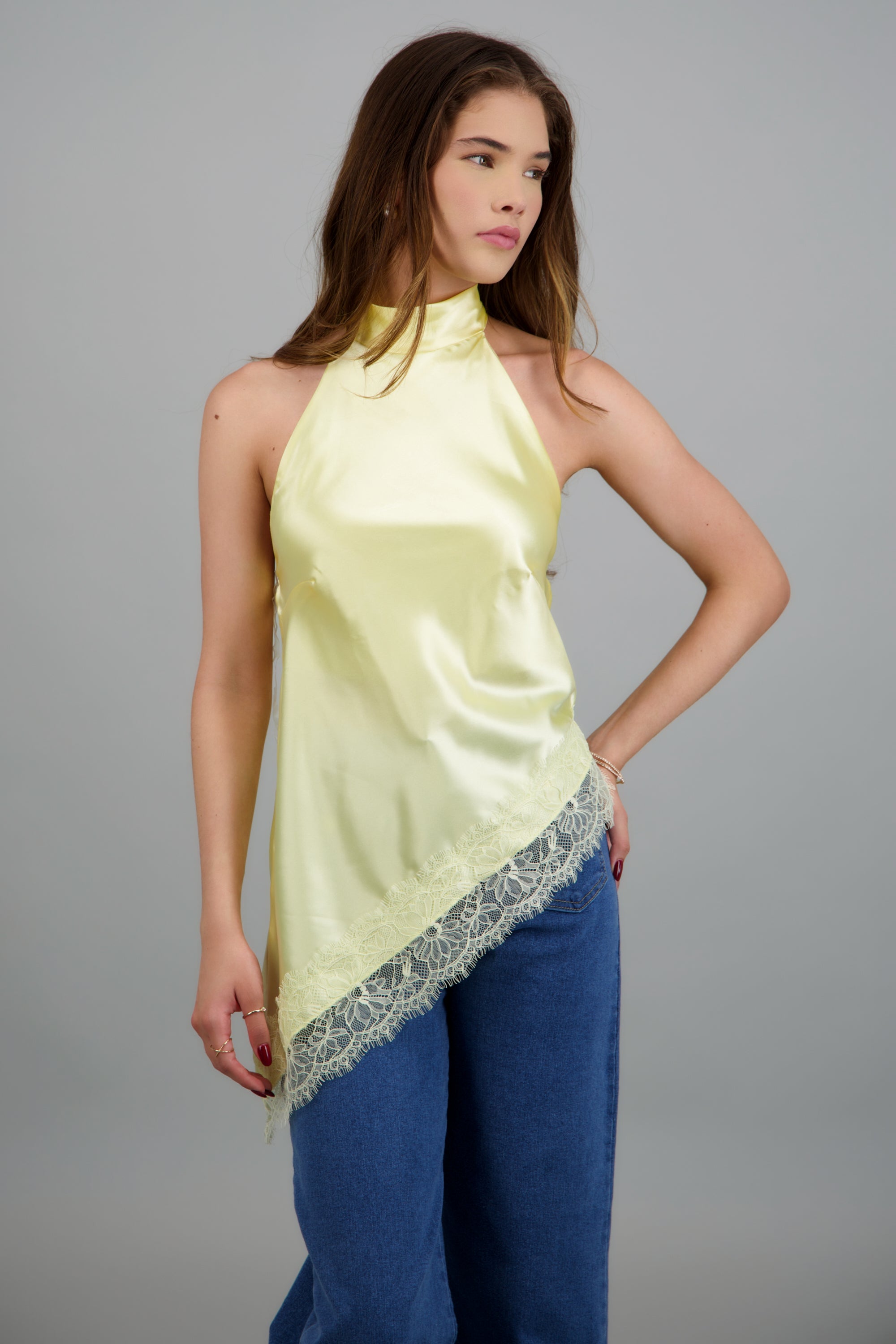 Top halter amarre satinado detalle encaje AMARILLO PASTEL