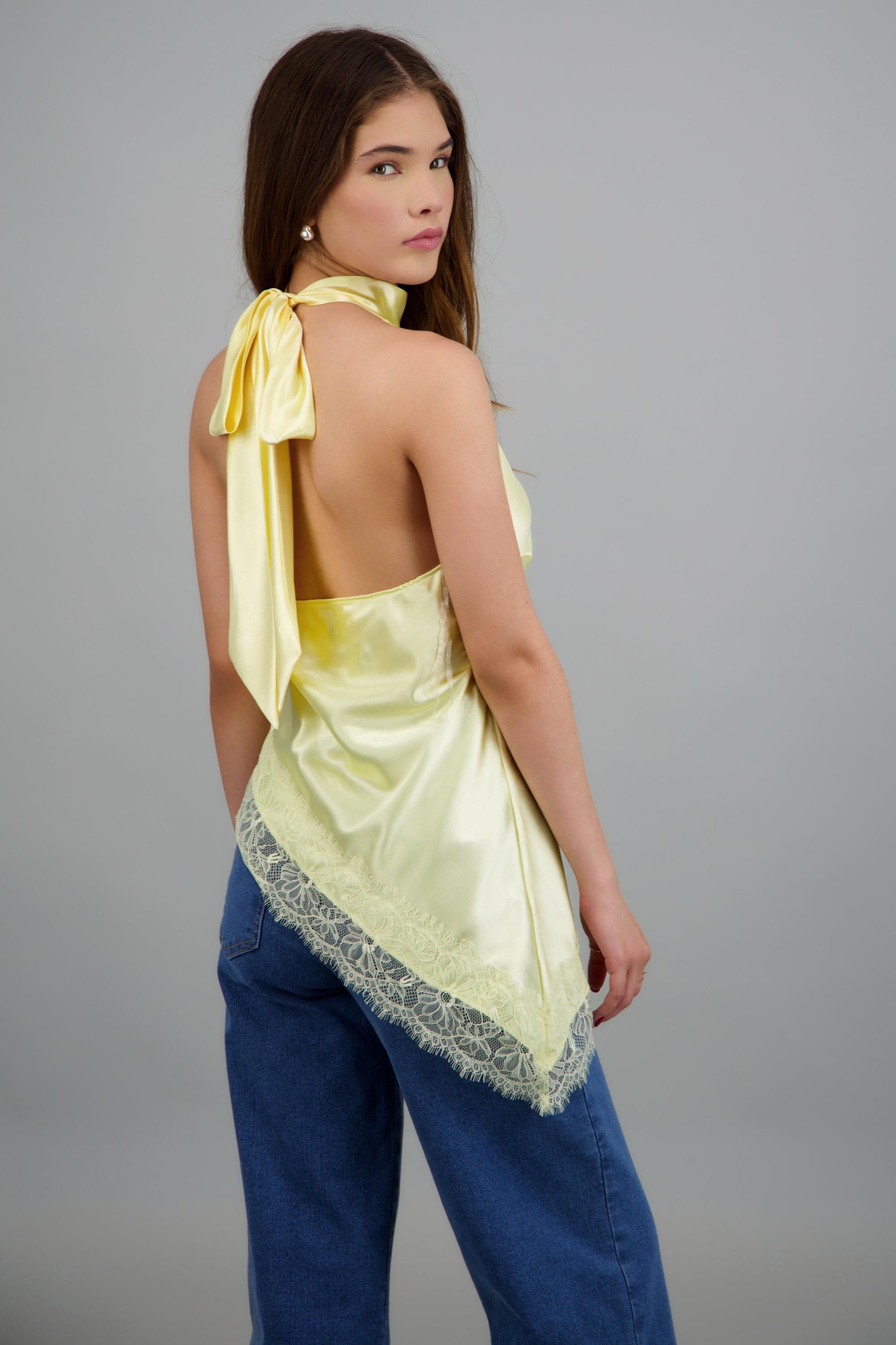 Top halter amarre satinado detalle encaje AMARILLO PASTEL