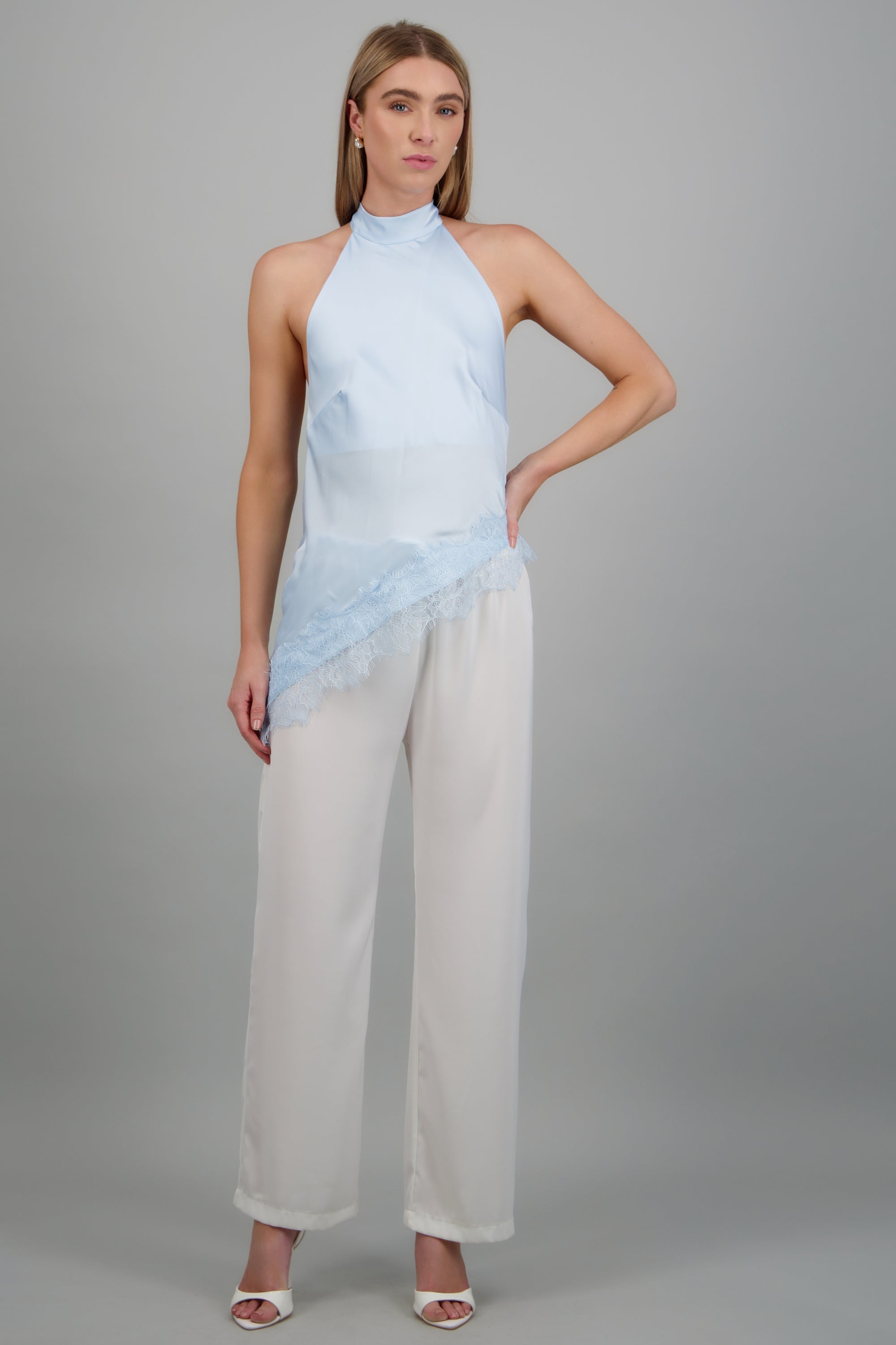 Top halter amarre satinado detalle encaje AZUL PASTEL
