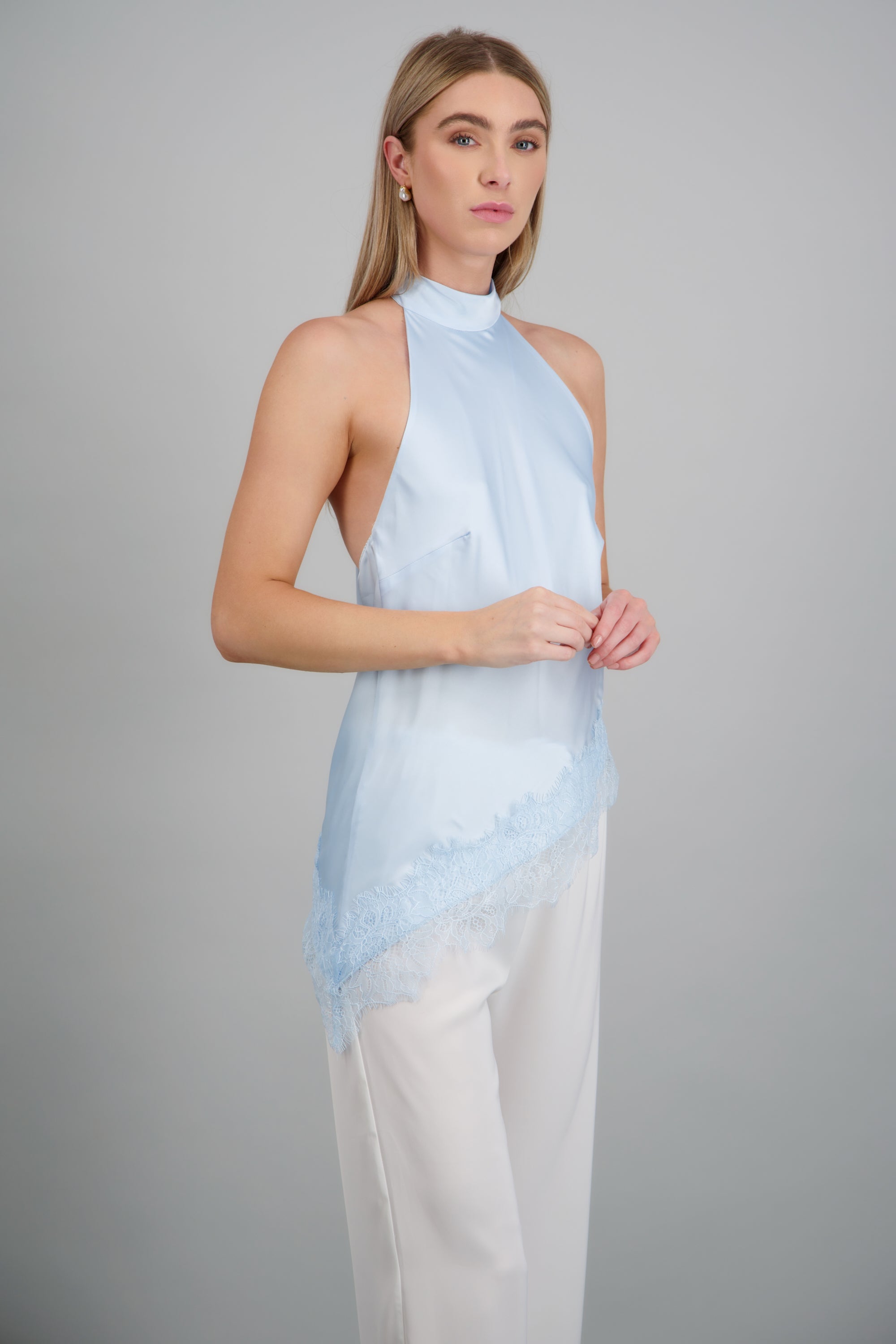 Top halter amarre satinado detalle encaje AZUL PASTEL