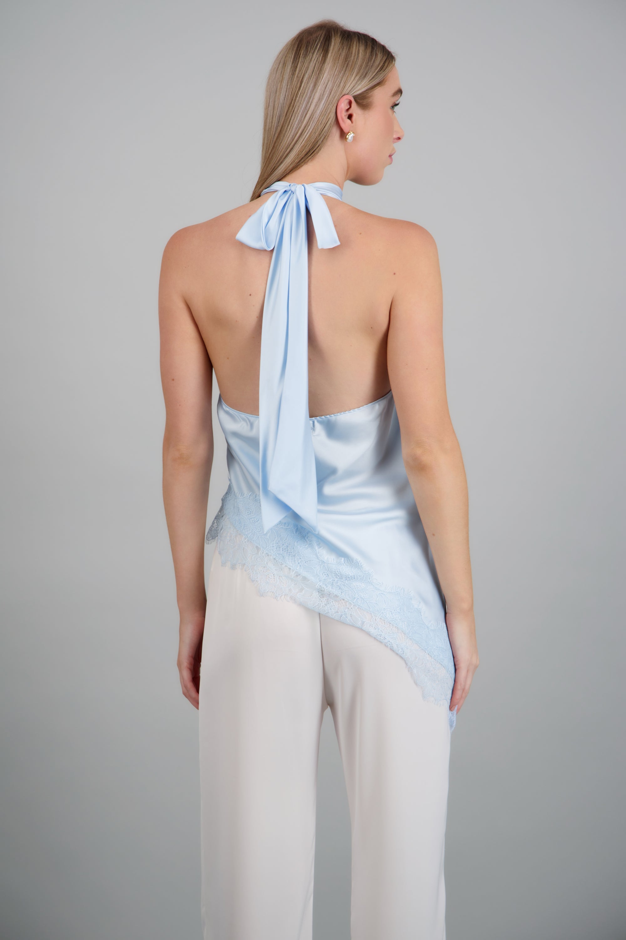 Top halter amarre satinado detalle encaje AZUL PASTEL