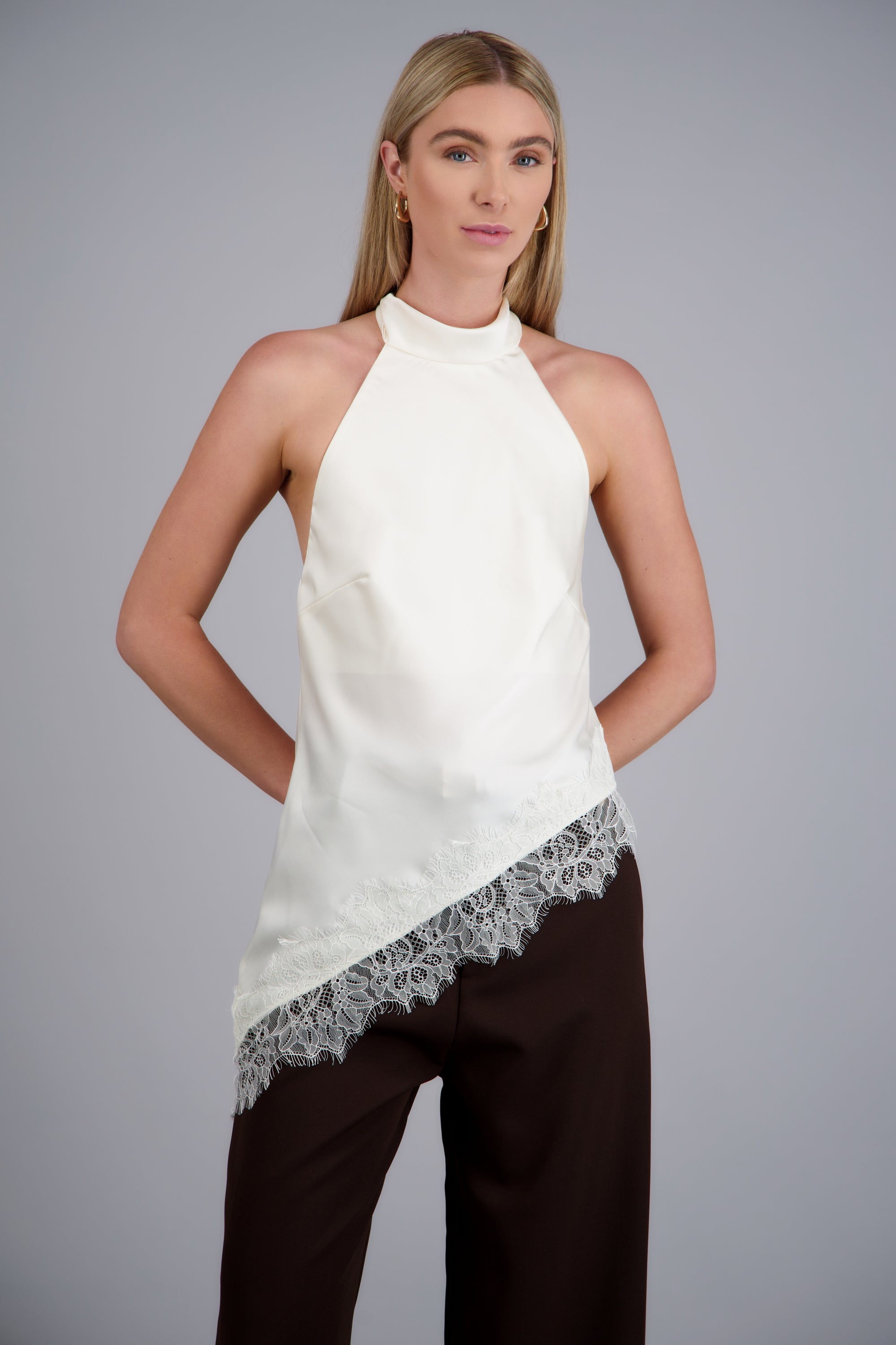 Top halter amarre satinado detalle encaje CREMA