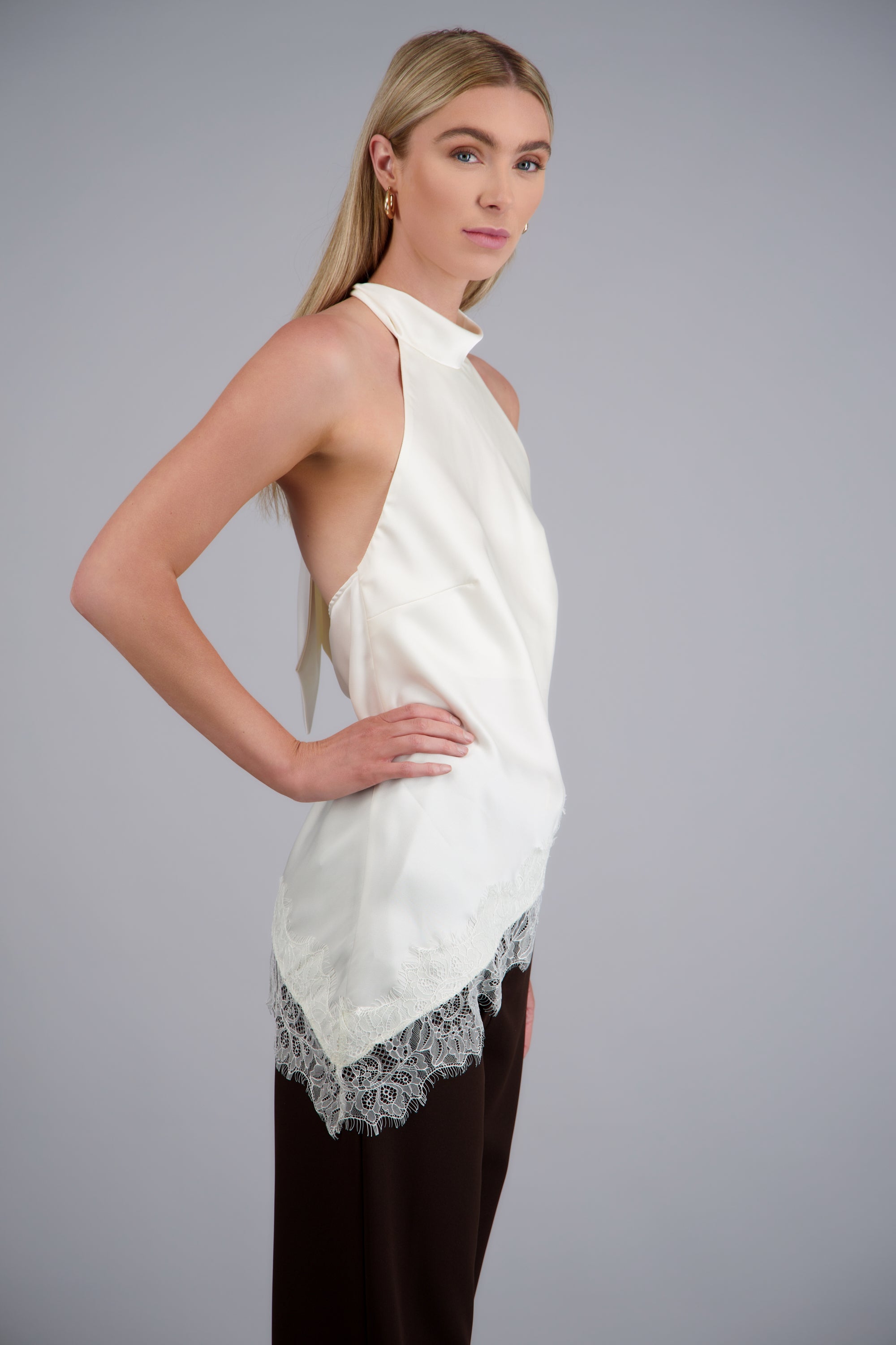 Top halter amarre satinado detalle encaje CREMA
