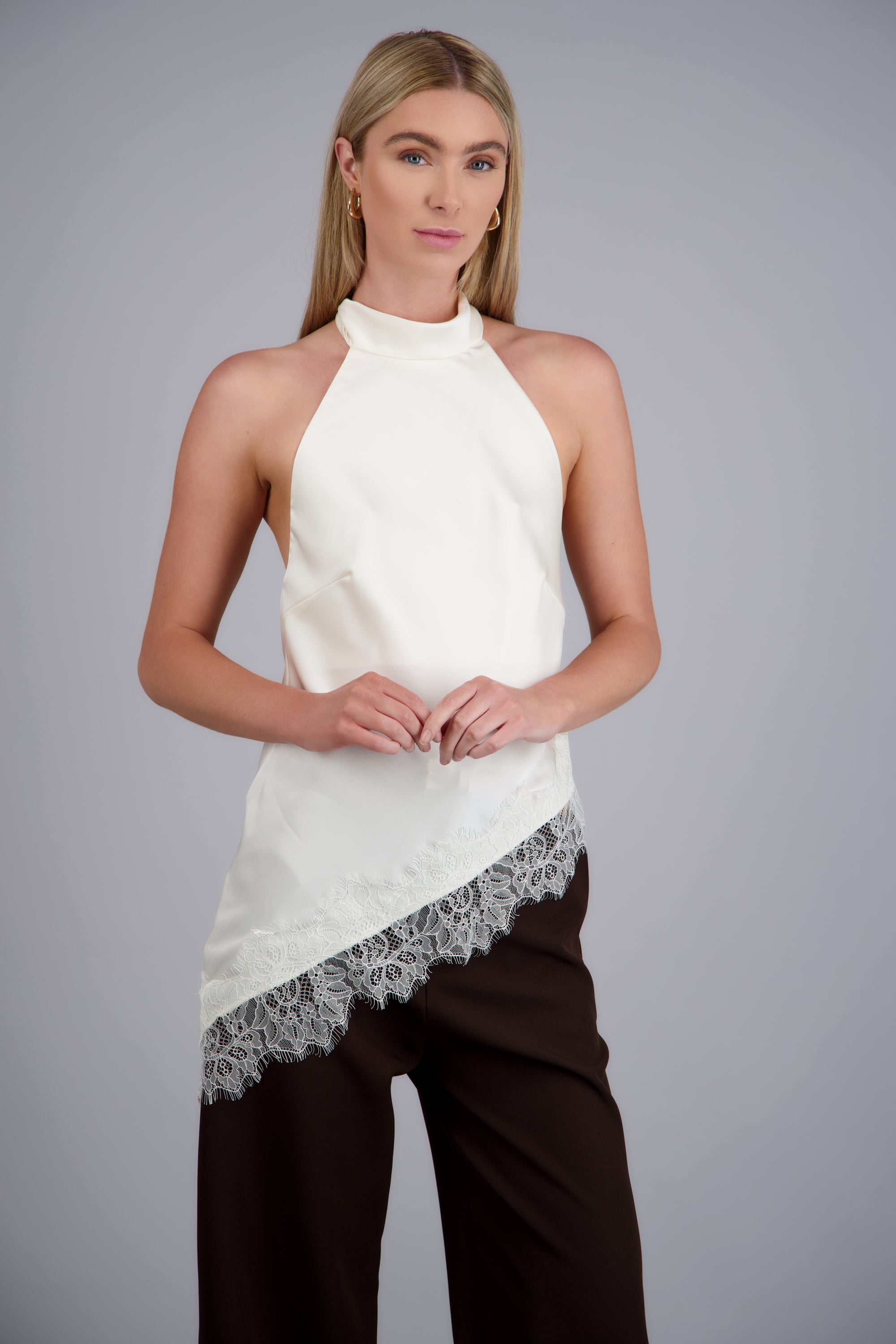 Top halter amarre satinado detalle encaje CREMA