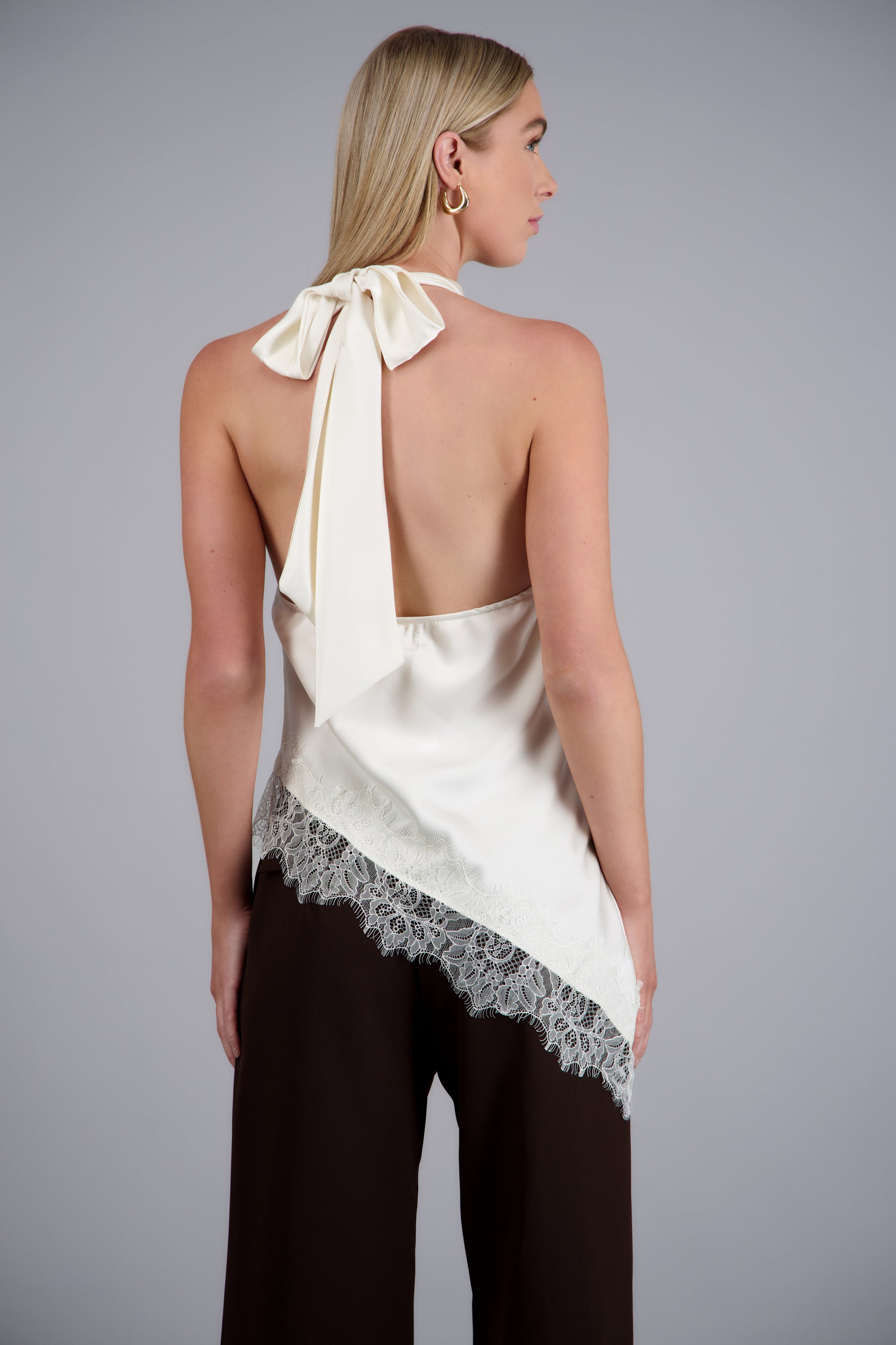 Top halter amarre satinado detalle encaje CREMA