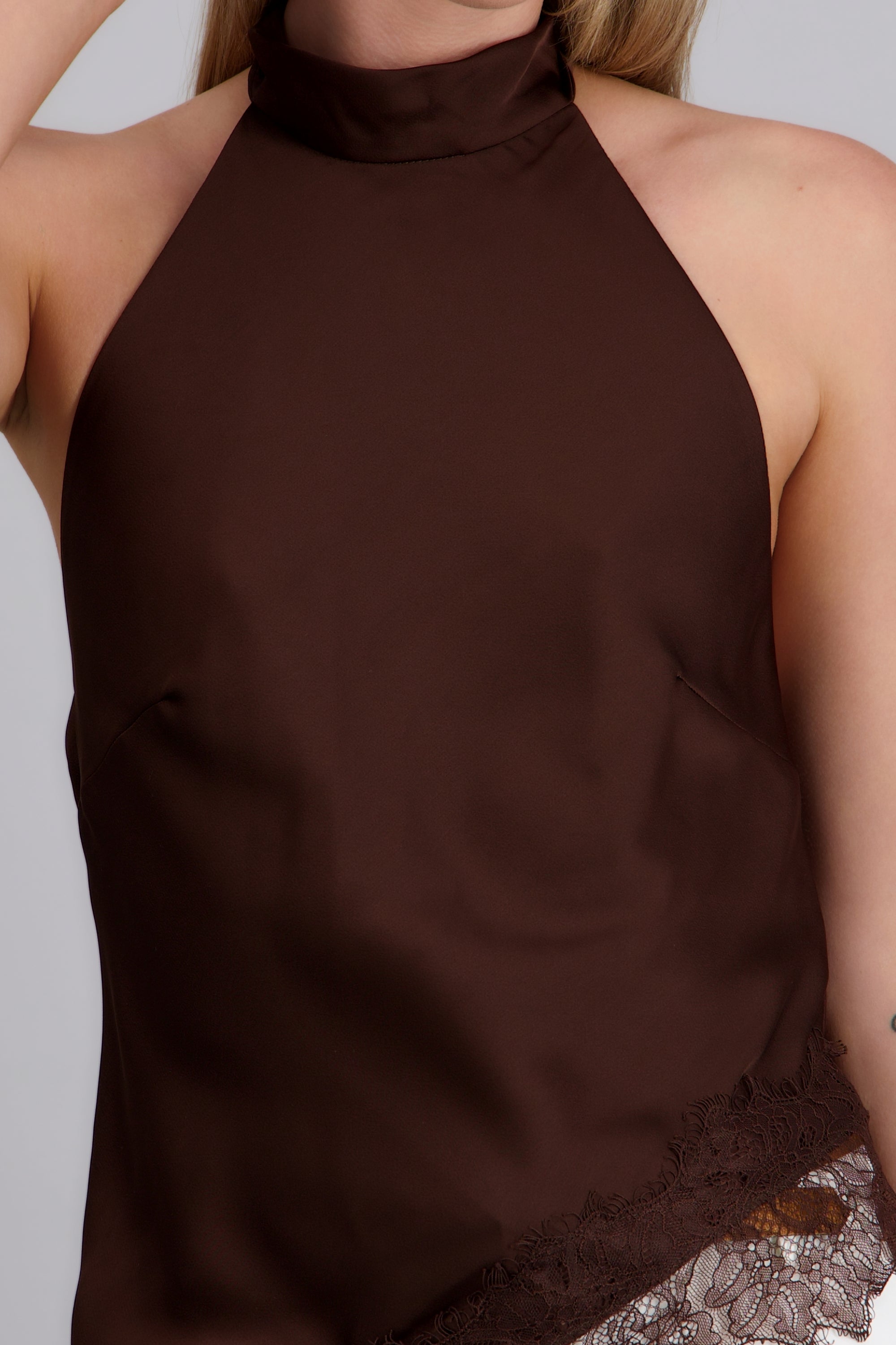 Top halter amarre satinado detalle encaje CHOCOLATE