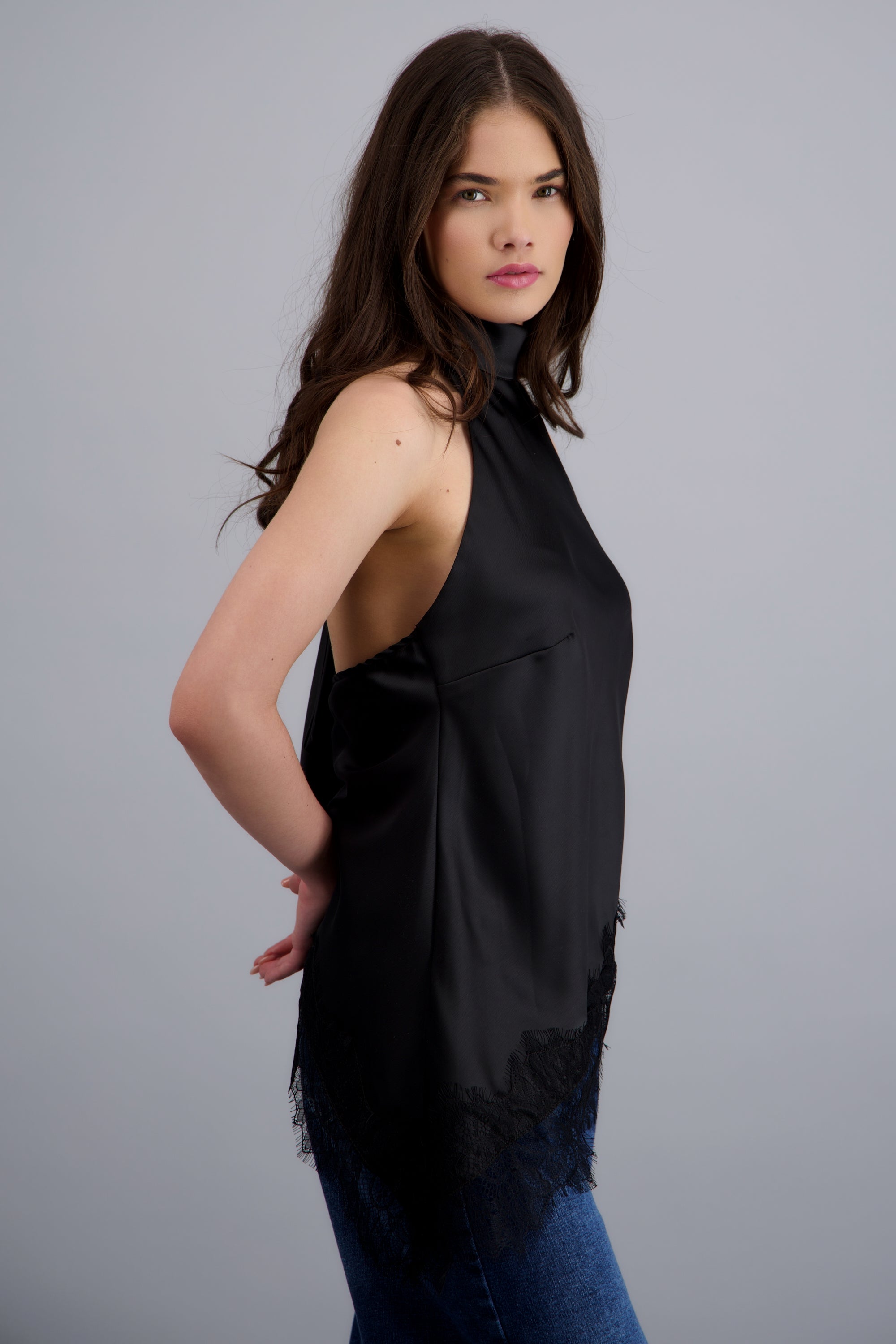 Top halter amarre satinado detalle encaje NEGRO